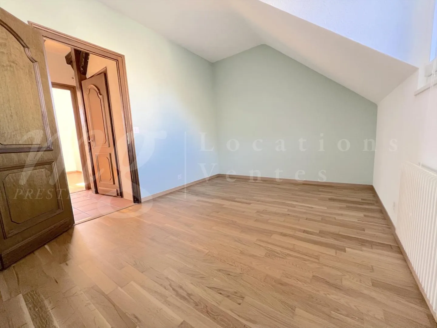 Exklusiv! SEHR GROSSES FAMILIENHAUS MIT 300 m2 NUTZFLÄCHE UND GARTEN - 5 c - Foto 12 von 13