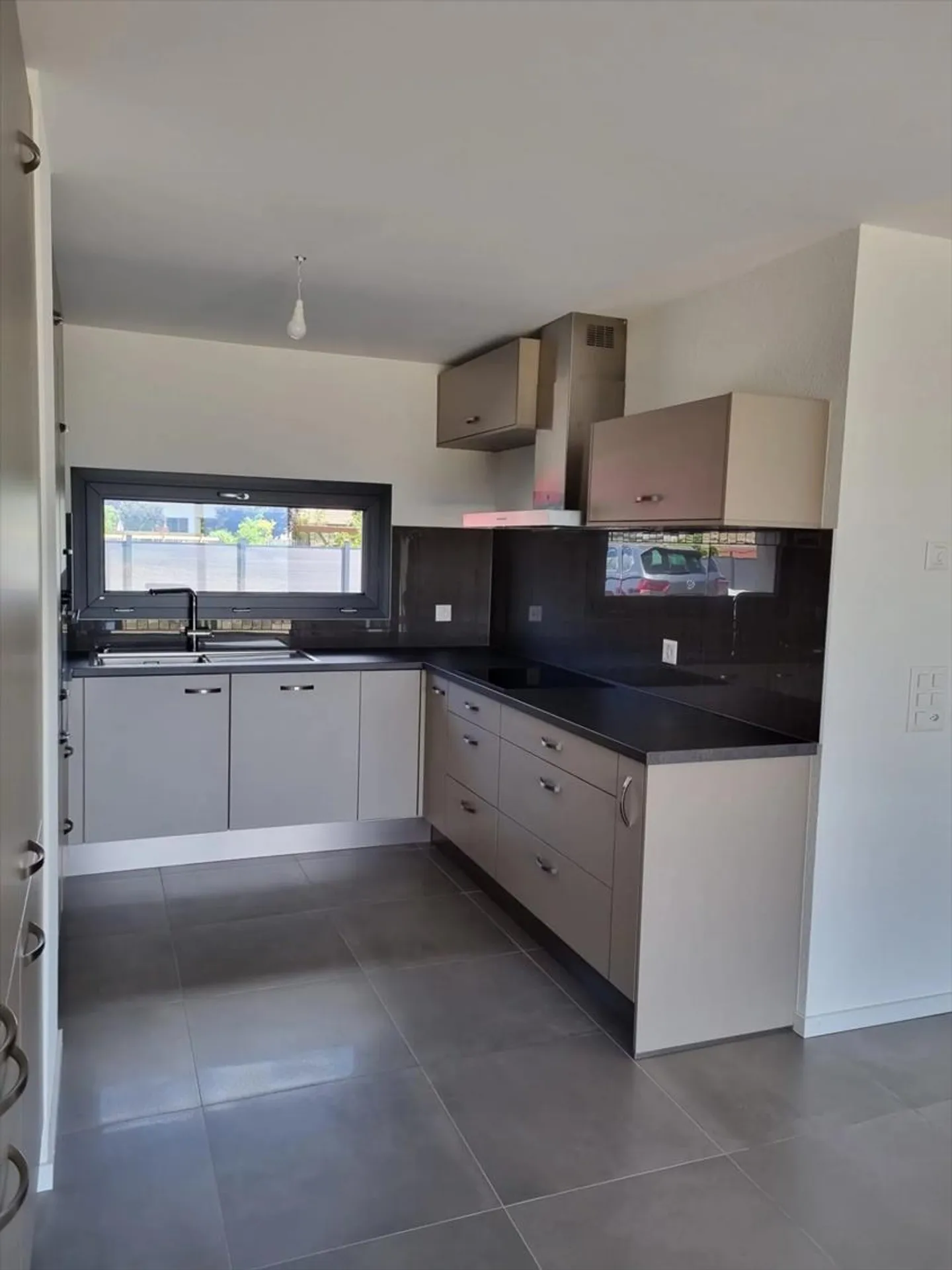 Neu gebautes Haus mit 5,5 Zimmern auf 3 Ebenen - Foto 6 von 11