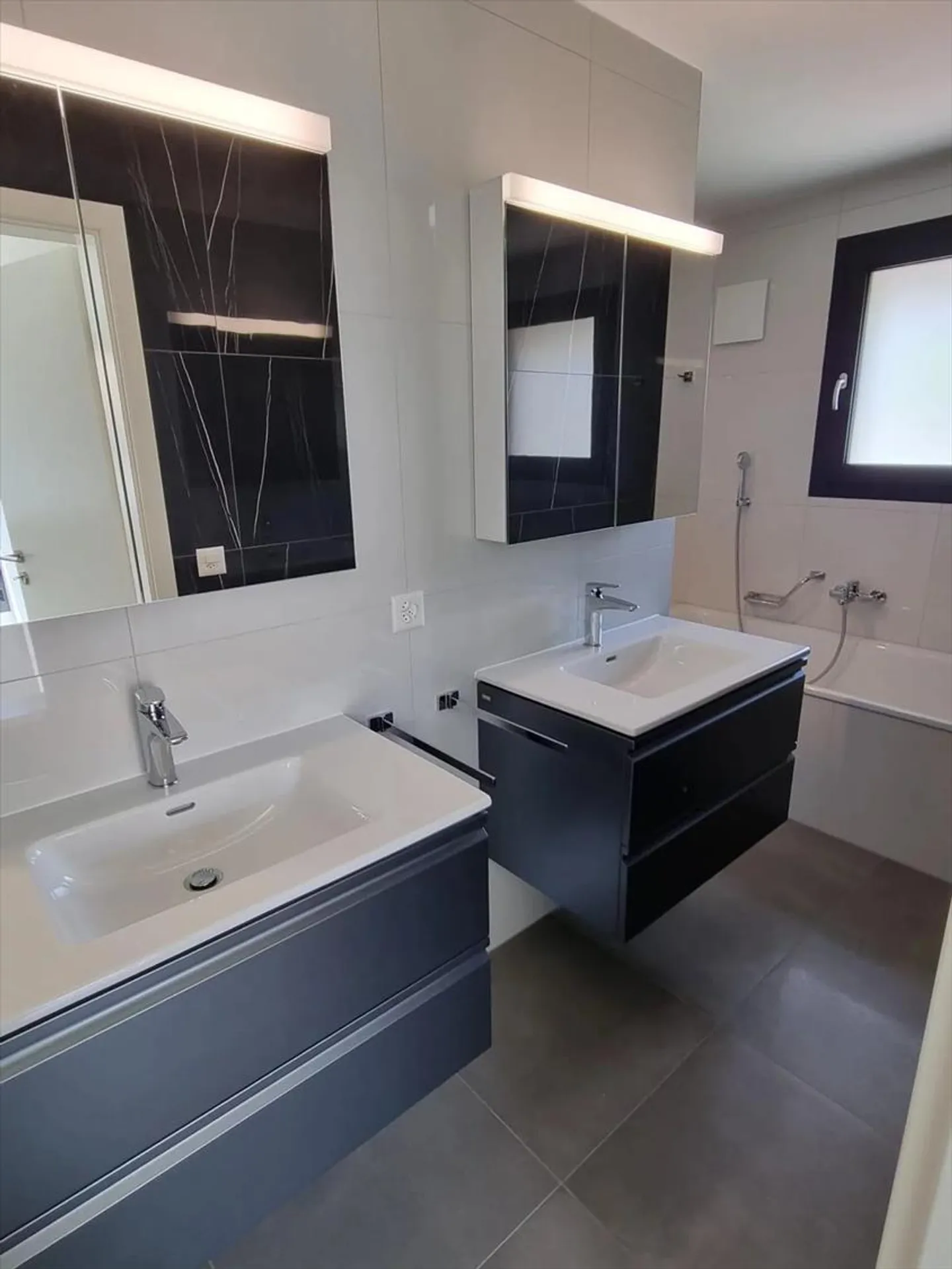 Neu gebautes Haus mit 5,5 Zimmern auf 3 Ebenen - Foto 8 von 11