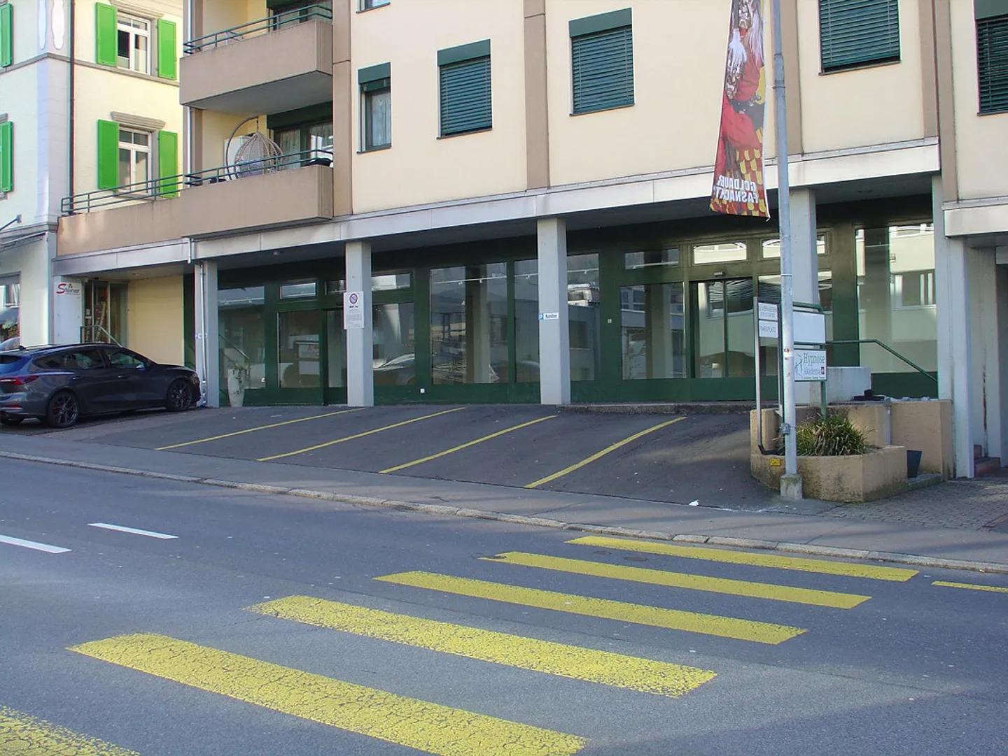 Ampio locale di vendita al rondò - Foto 2 di 10