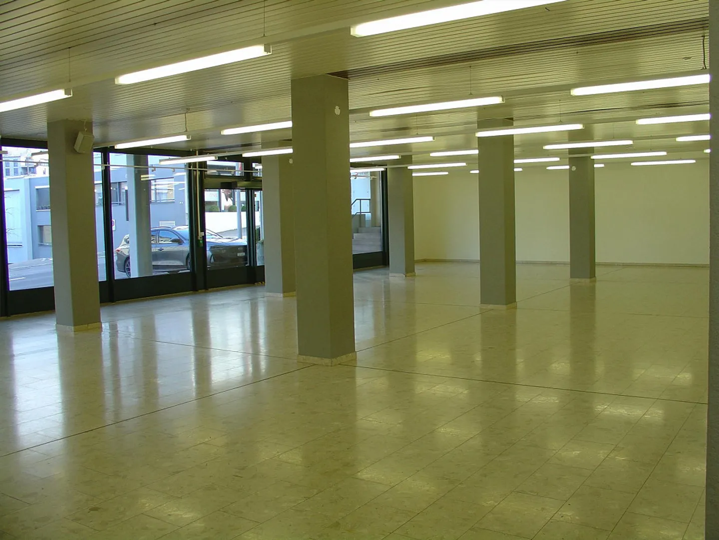 Ampio locale di vendita al rondò - Foto 3 di 10