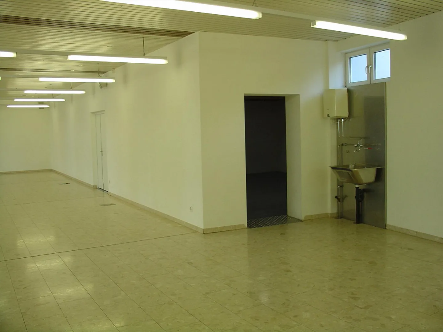 Ampio locale di vendita al rondò - Foto 5 di 10