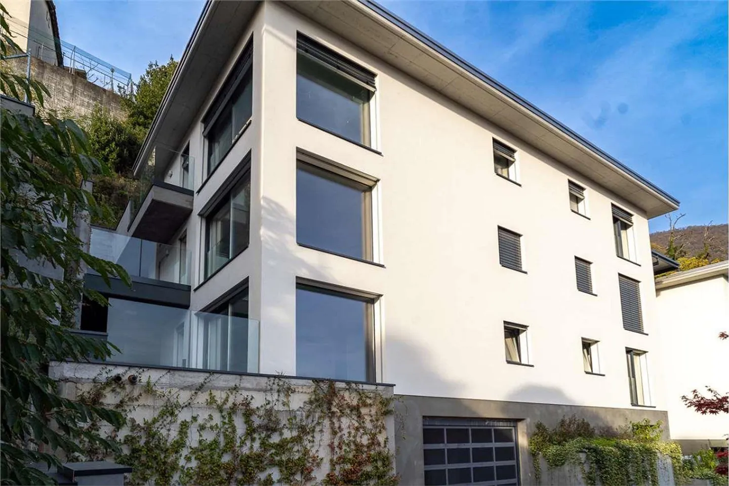 Vacallo: exclusive 2.5-room high-end apartment with a view of greenery - Photo 1 of 12