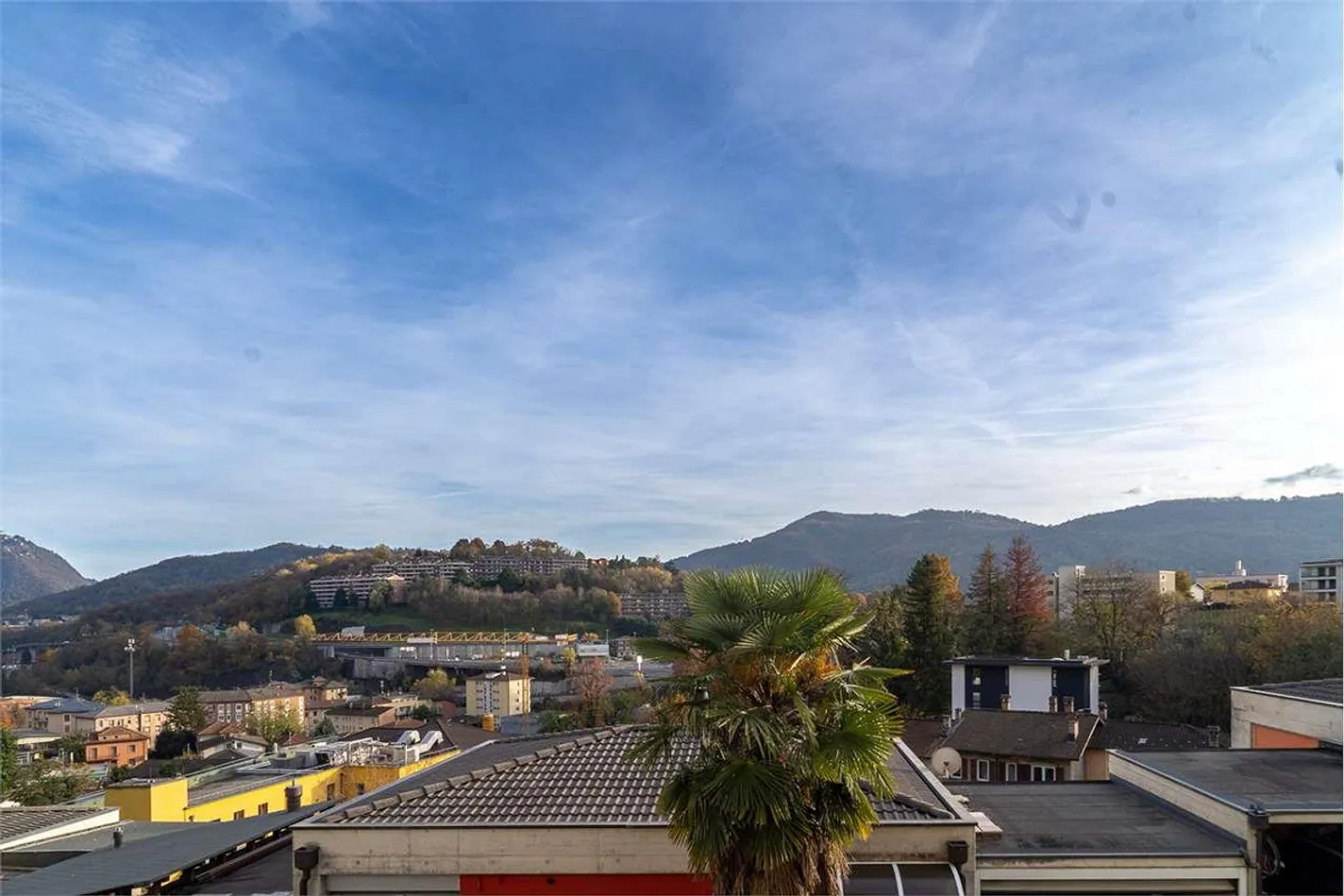 Vacallo: exclusive 2.5-room high-end apartment with a view of greenery - Photo 3 of 12
