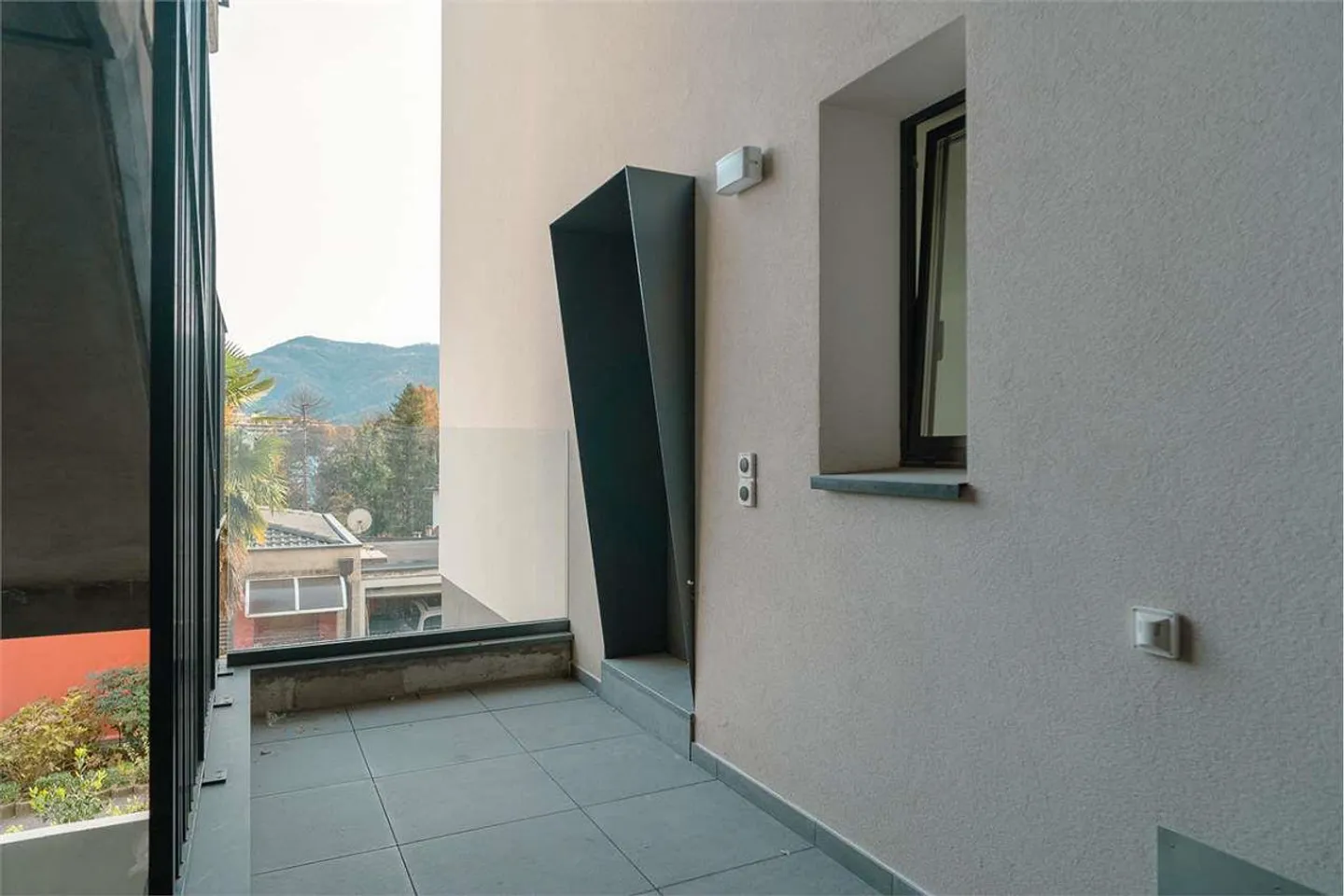 Vacallo: exclusive 2.5-room high-end apartment with a view of greenery - Photo 4 of 12