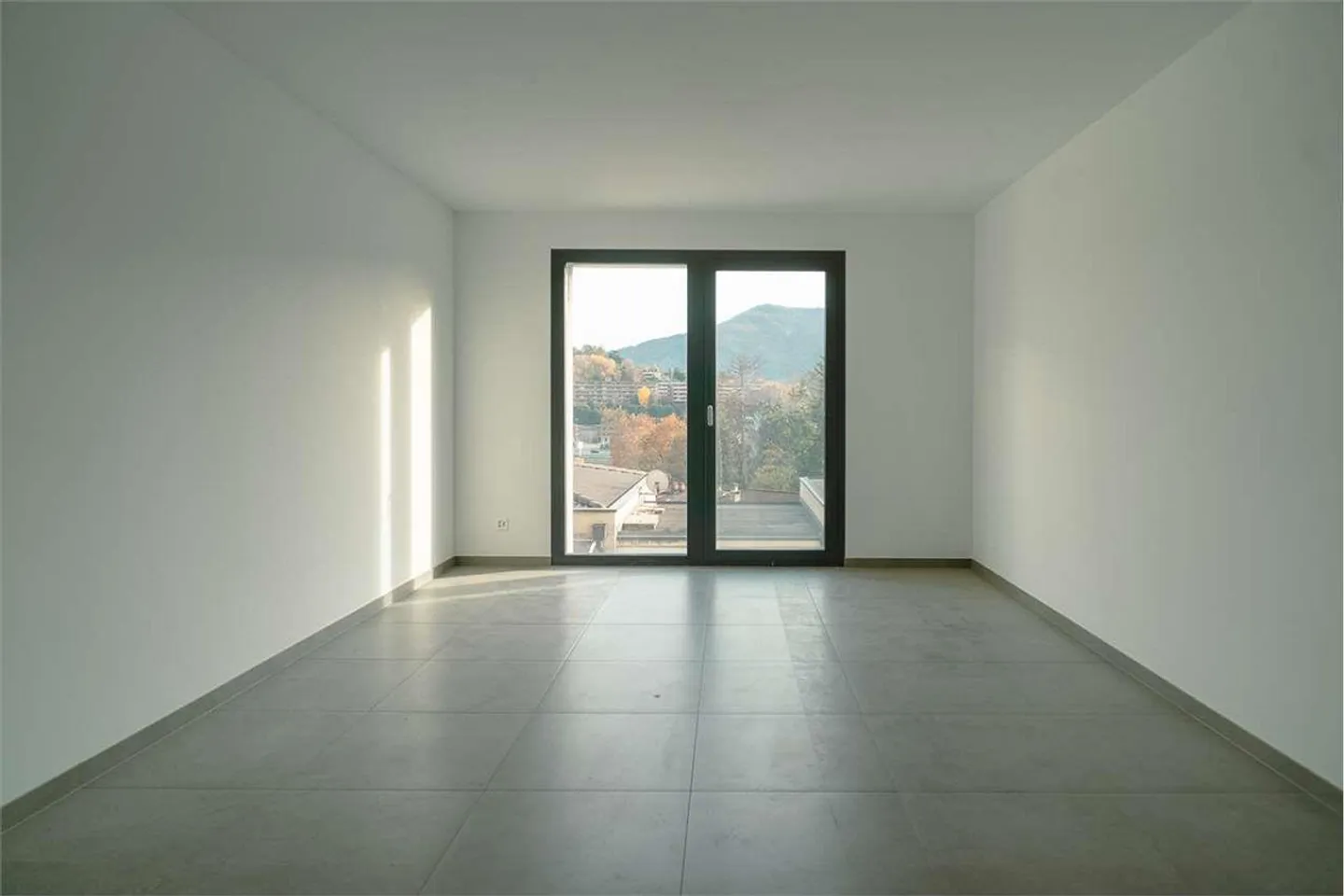 Vacallo: exclusive 2.5-room high-end apartment with a view of greenery - Photo 5 of 12