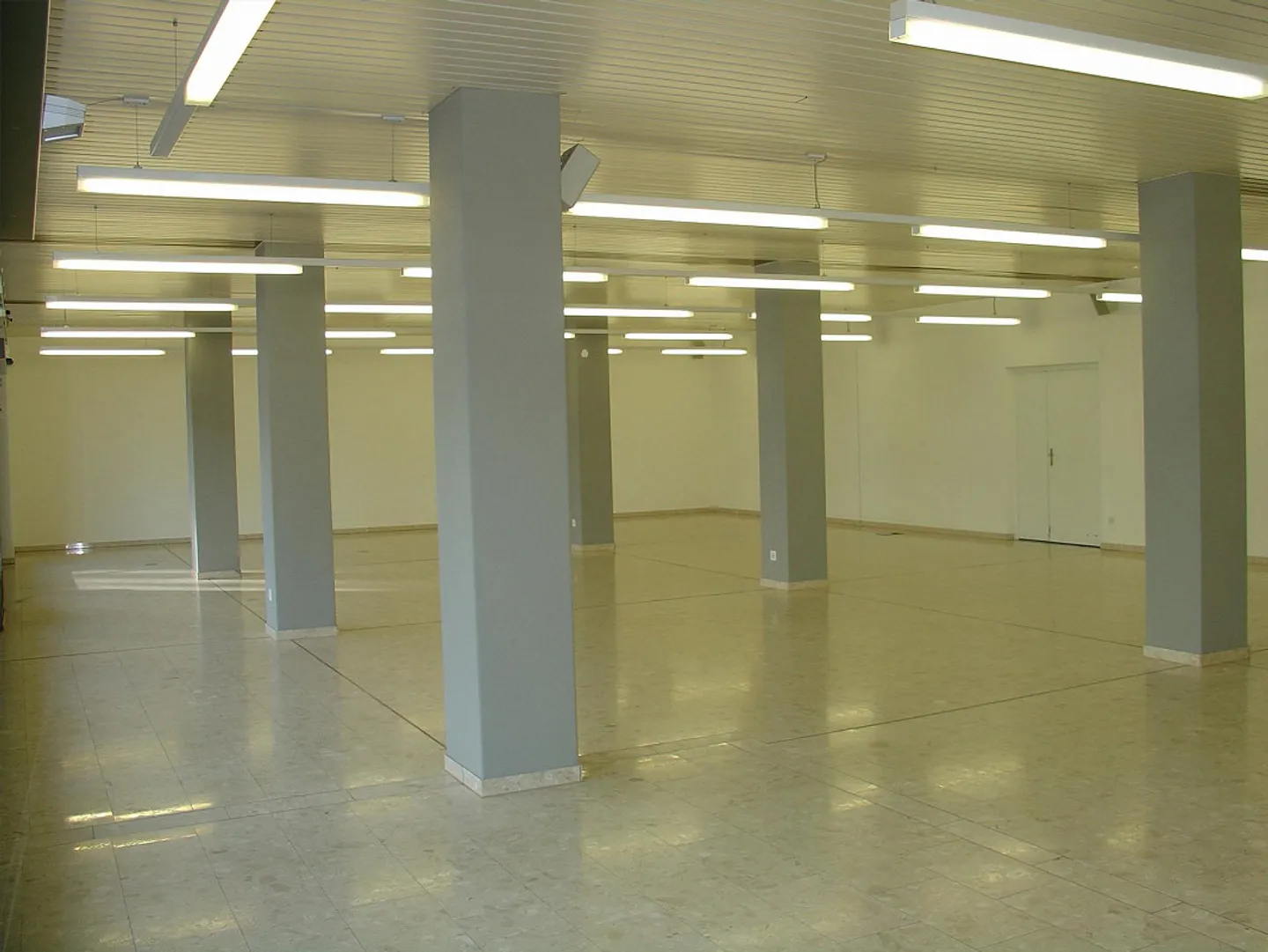 Ampio locale di vendita al rondò - Foto 4 di 10