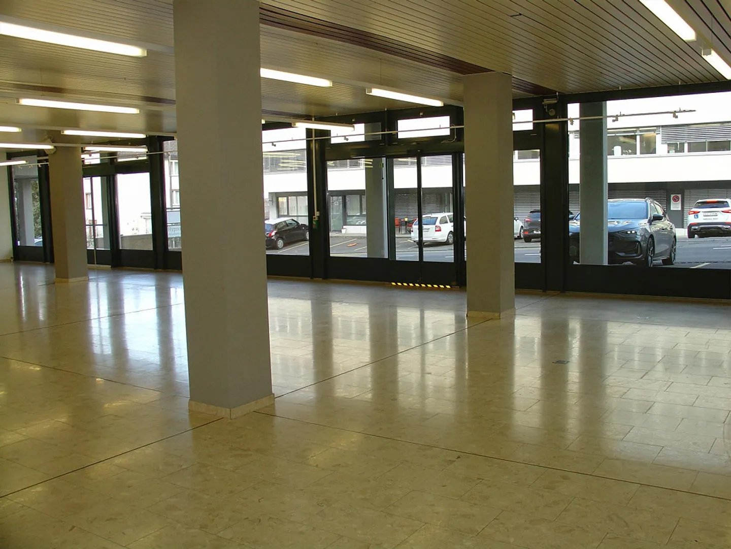 Ampio locale di vendita al rondò - Foto 6 di 10