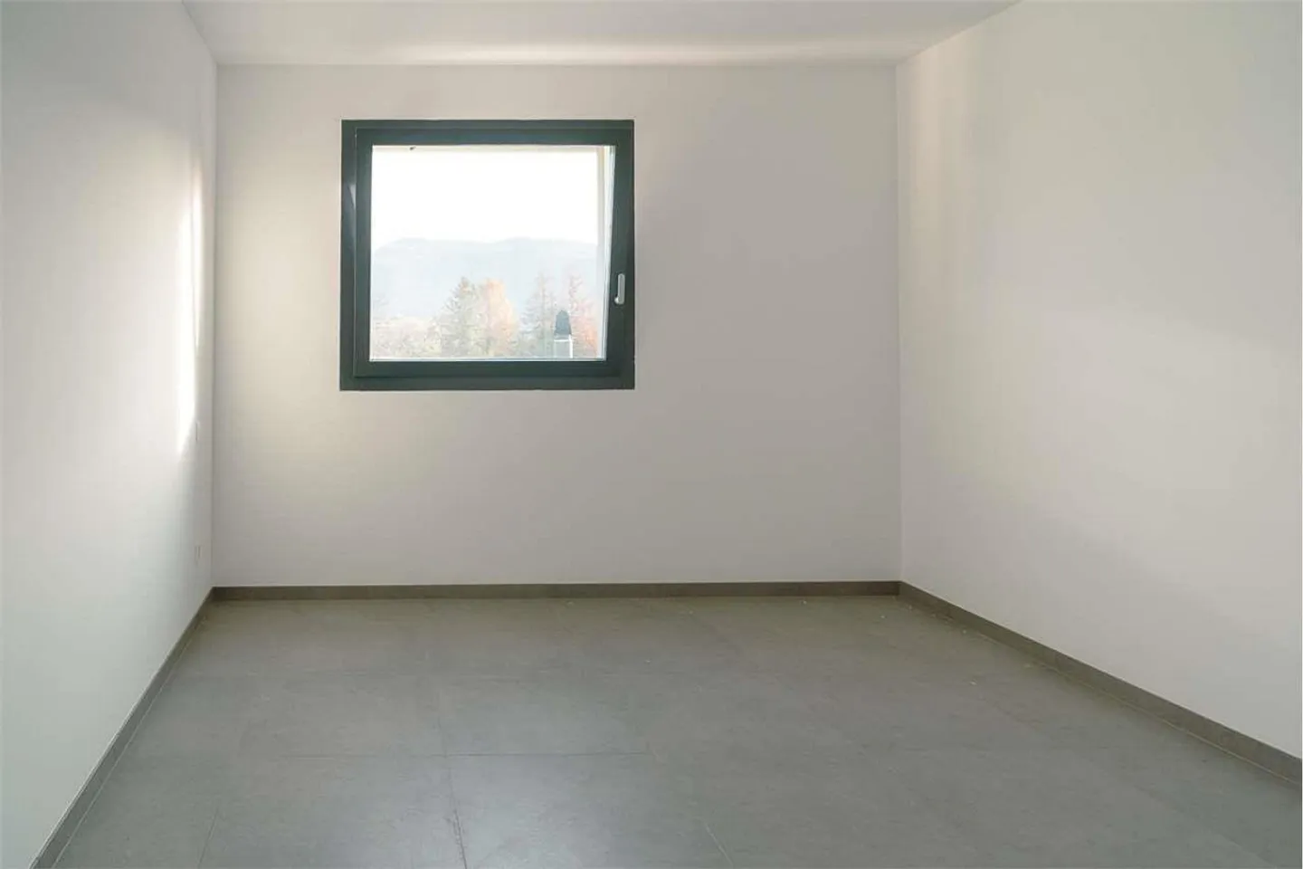 Vacallo: exclusive 2.5-room high-end apartment with a view of greenery - Photo 9 of 12