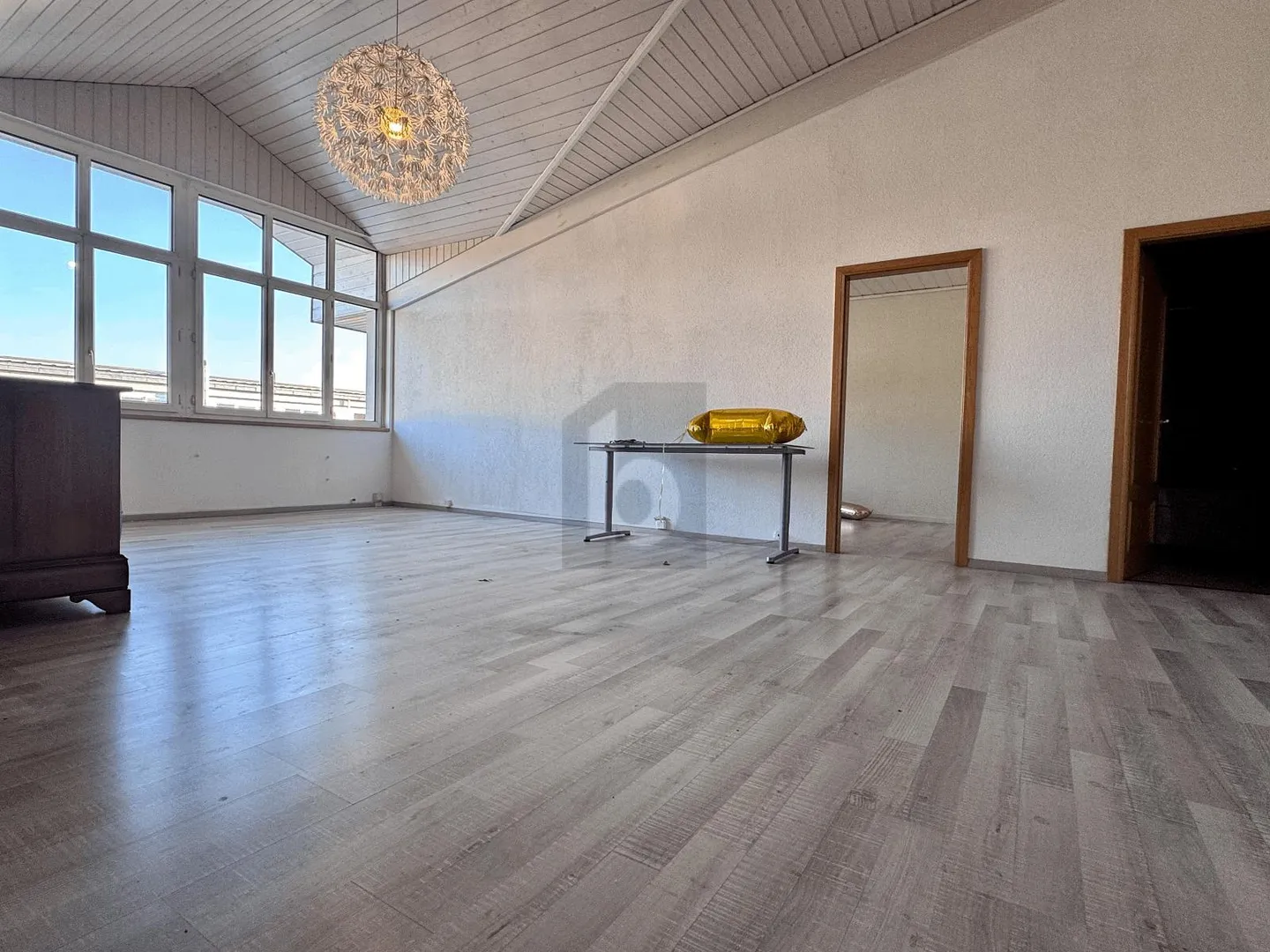 SPACIEUX BUREAUX AVEC CUISINE ET SDB - Photo 2 sur 5