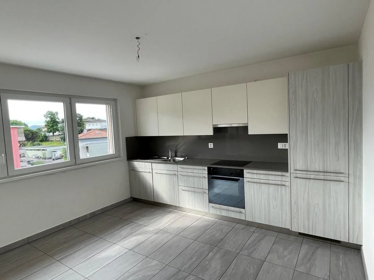 Bright apartment in a small building - Photo 2 of 10