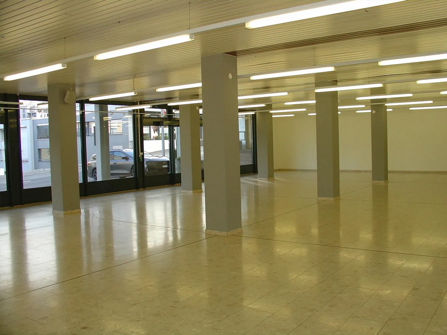 Ampio locale di vendita al rondò - Foto 7 di 10