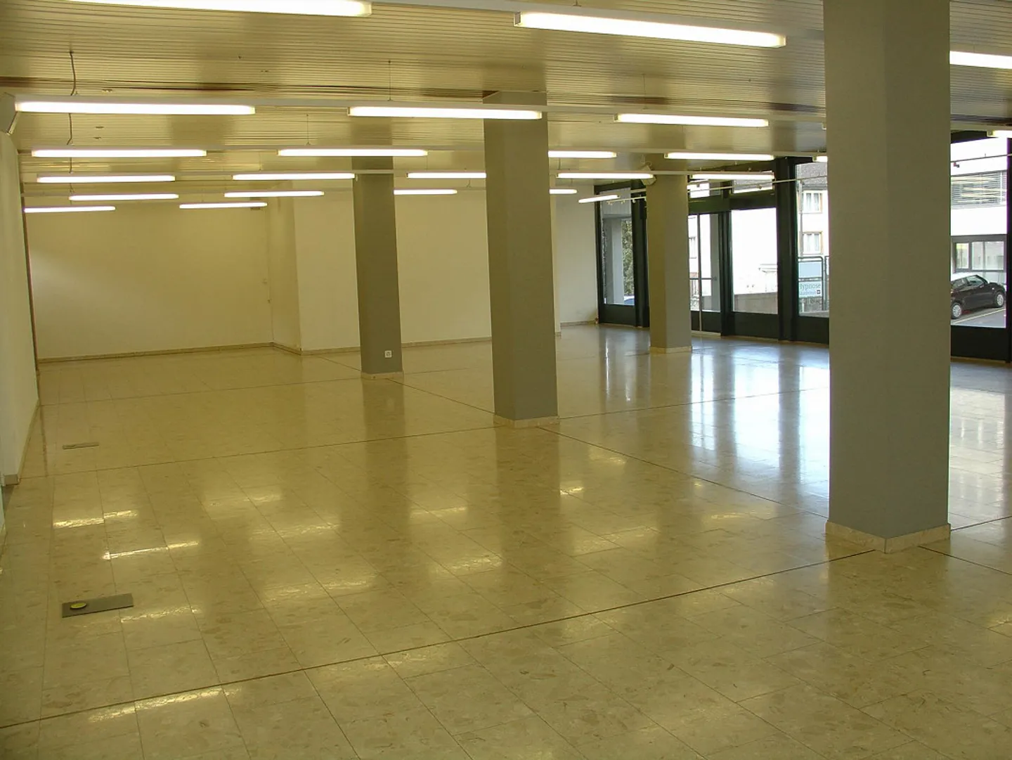 Ampio locale di vendita al rondò - Foto 8 di 10