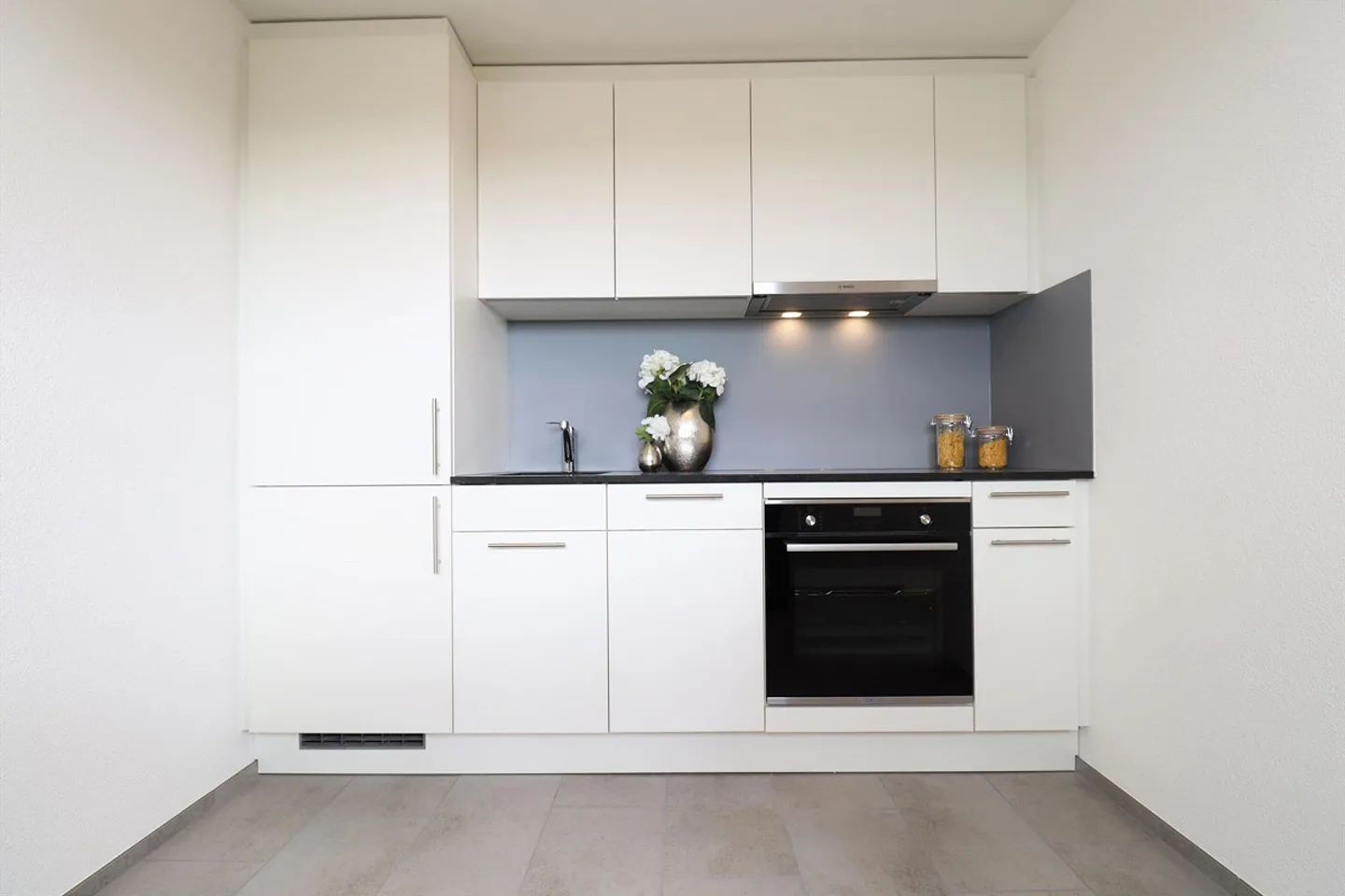 Appartement moderne de 1,5 pièce dans un immeuble multifamilial entièrement rénové - Photo 1 sur 9
