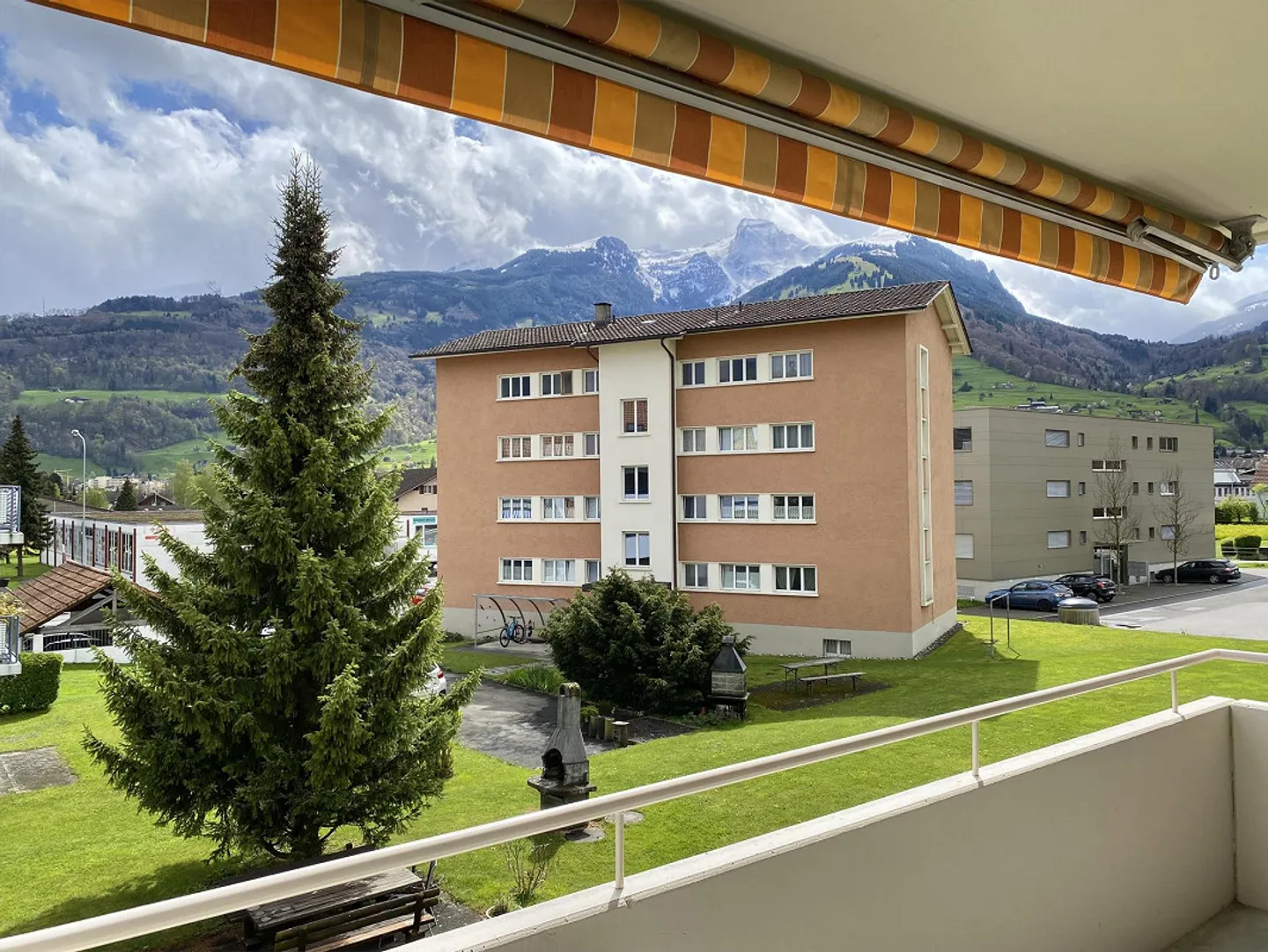 Appartamento 4.5 stanze in una posizione tranquilla e soleggiata - Foto 1 di 11