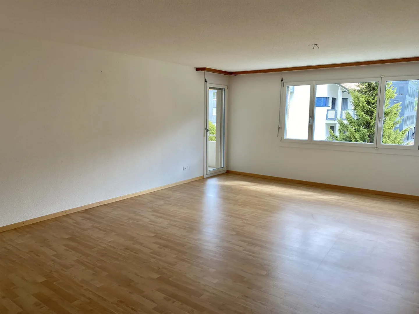 Appartamento 4.5 stanze in una posizione tranquilla e soleggiata - Foto 2 di 11
