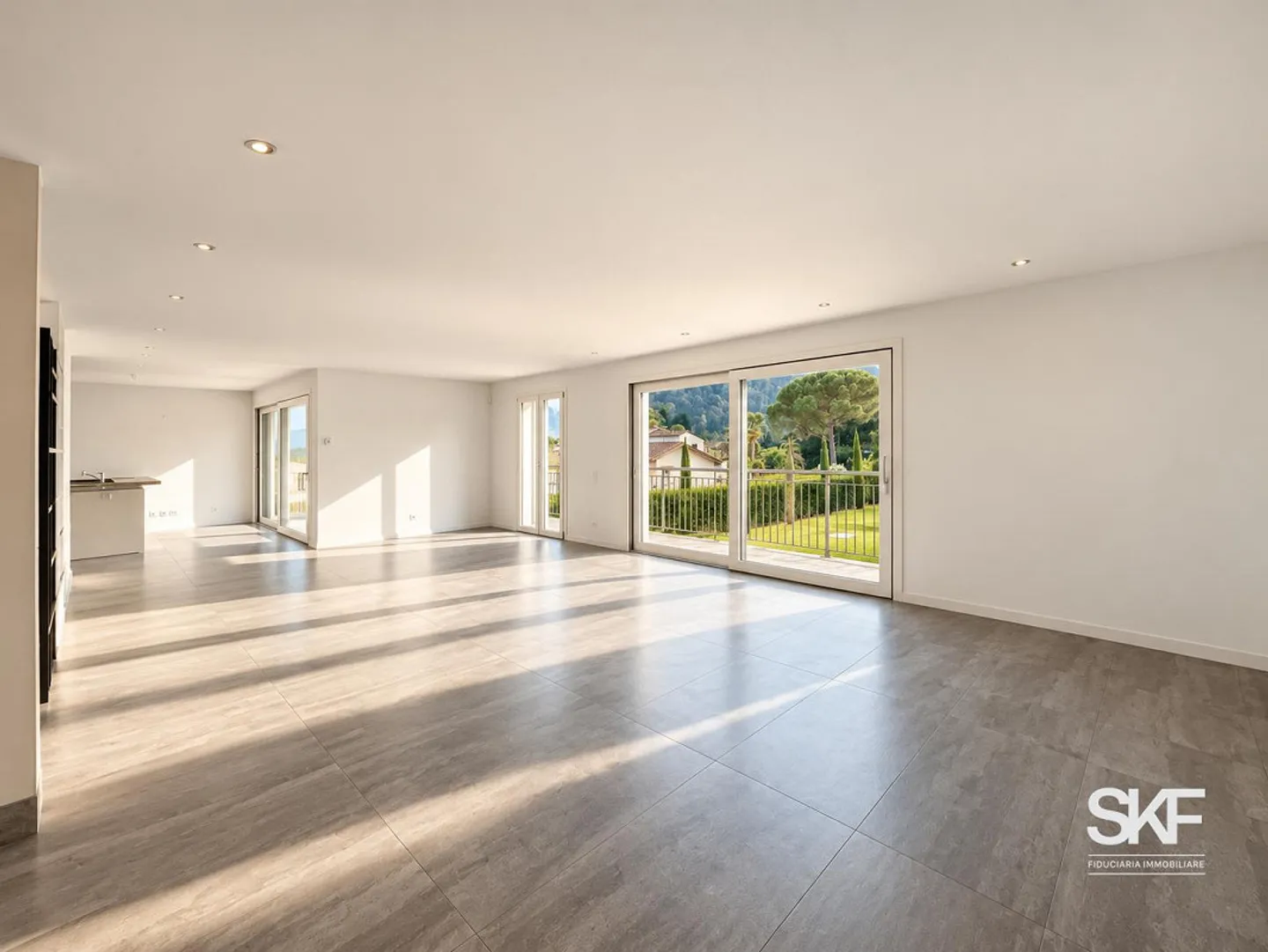 CASLANO - À VENDRE SPACIEUX 6.5 PIÈCES AVEC PISCINE - Photo 2 sur 11