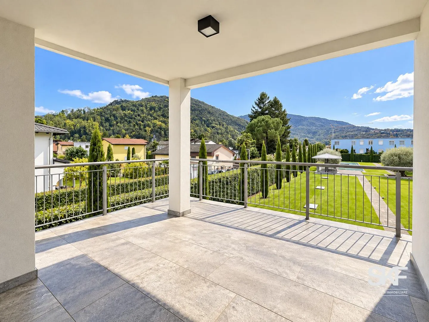 CASLANO - À VENDRE SPACIEUX 6.5 PIÈCES AVEC PISCINE - Photo 3 sur 11