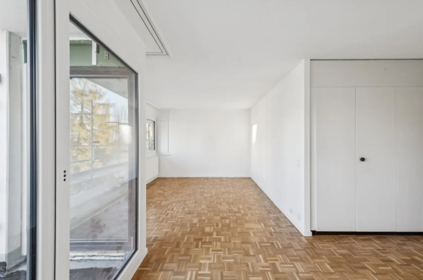 Renovated 2.5 room apartments available for rent - Photo 3 of 9