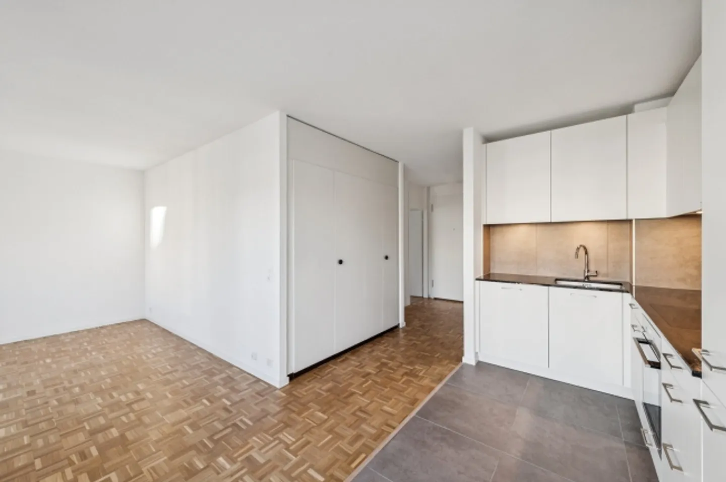 Renovated 2.5 room apartments available for rent - Photo 4 of 9