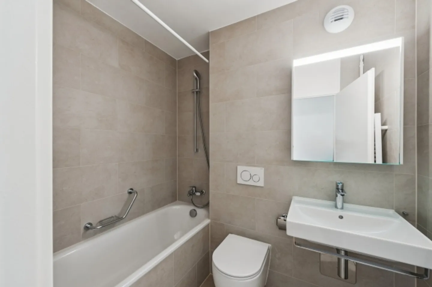 Renovated 2.5 room apartments available for rent - Photo 6 of 9