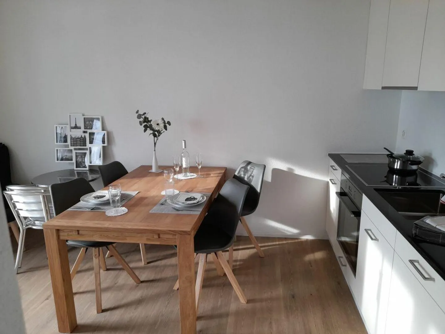 Charmant appartement meublé avec balcon dans une petite résidence - Photo 3 sur 6