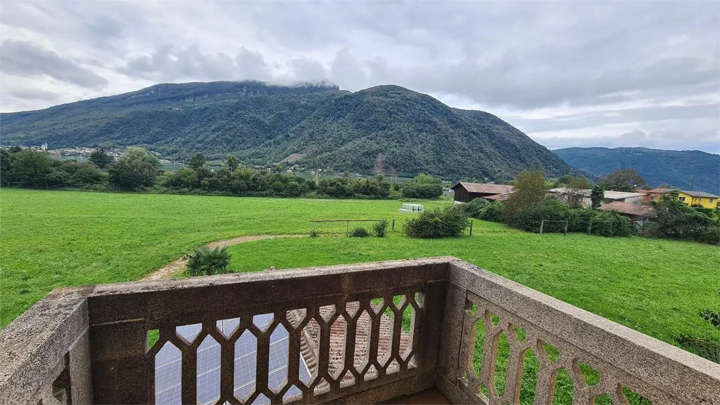MELANO: AMPIO 4.5 LOC. CON VISTA PANORAMICA - Foto 1 di 10