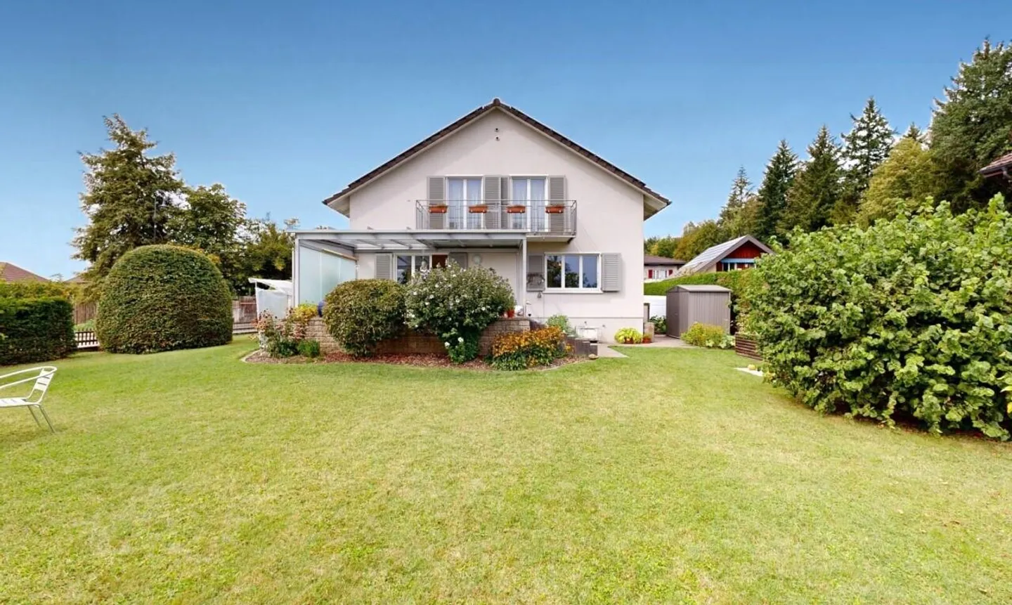 Single-family house with spacious garden and covered seating area - Photo 1 of 11