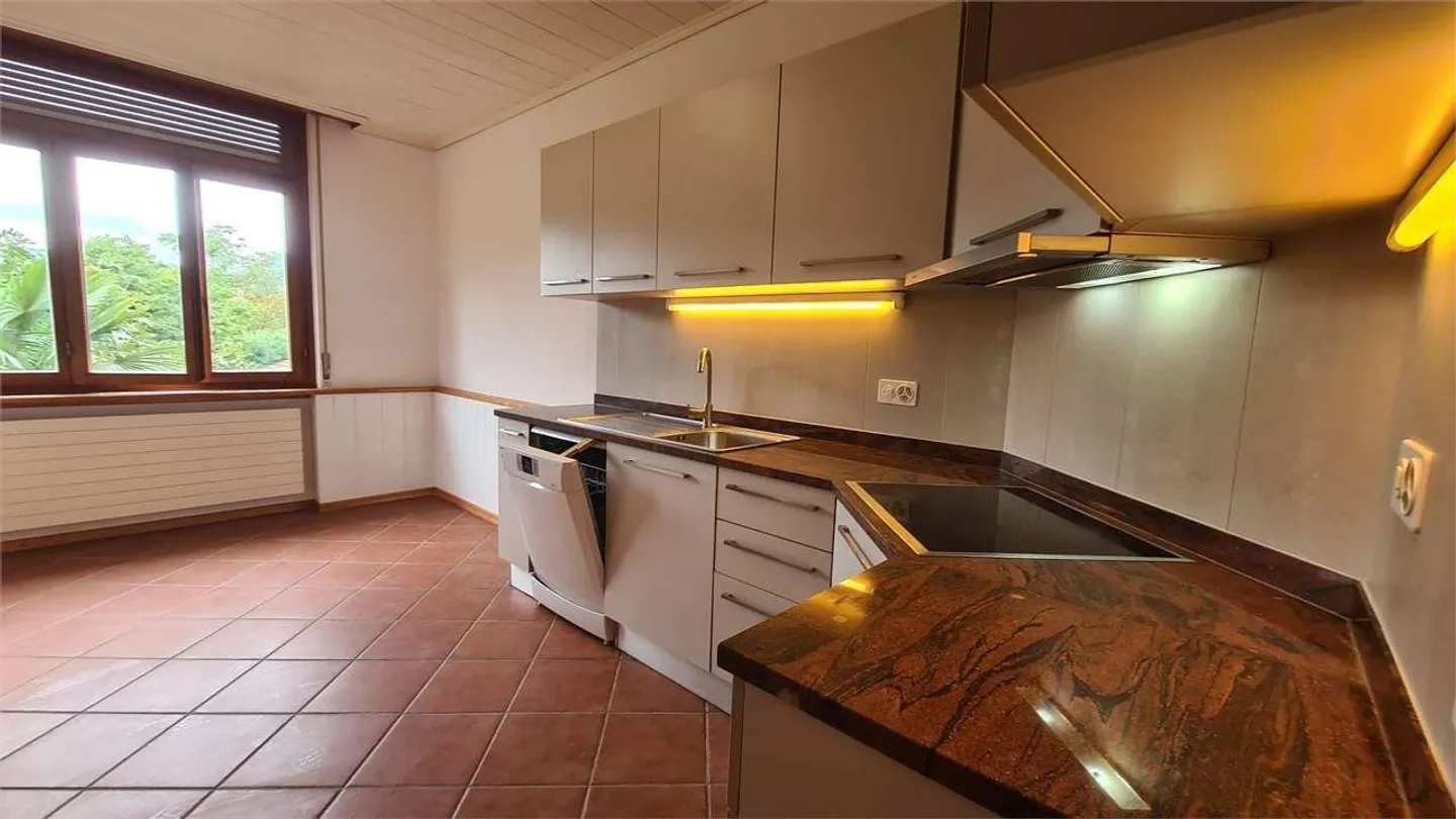 MELANO: AMPIO 4.5 LOC. CON VISTA PANORAMICA - Foto 3 di 10