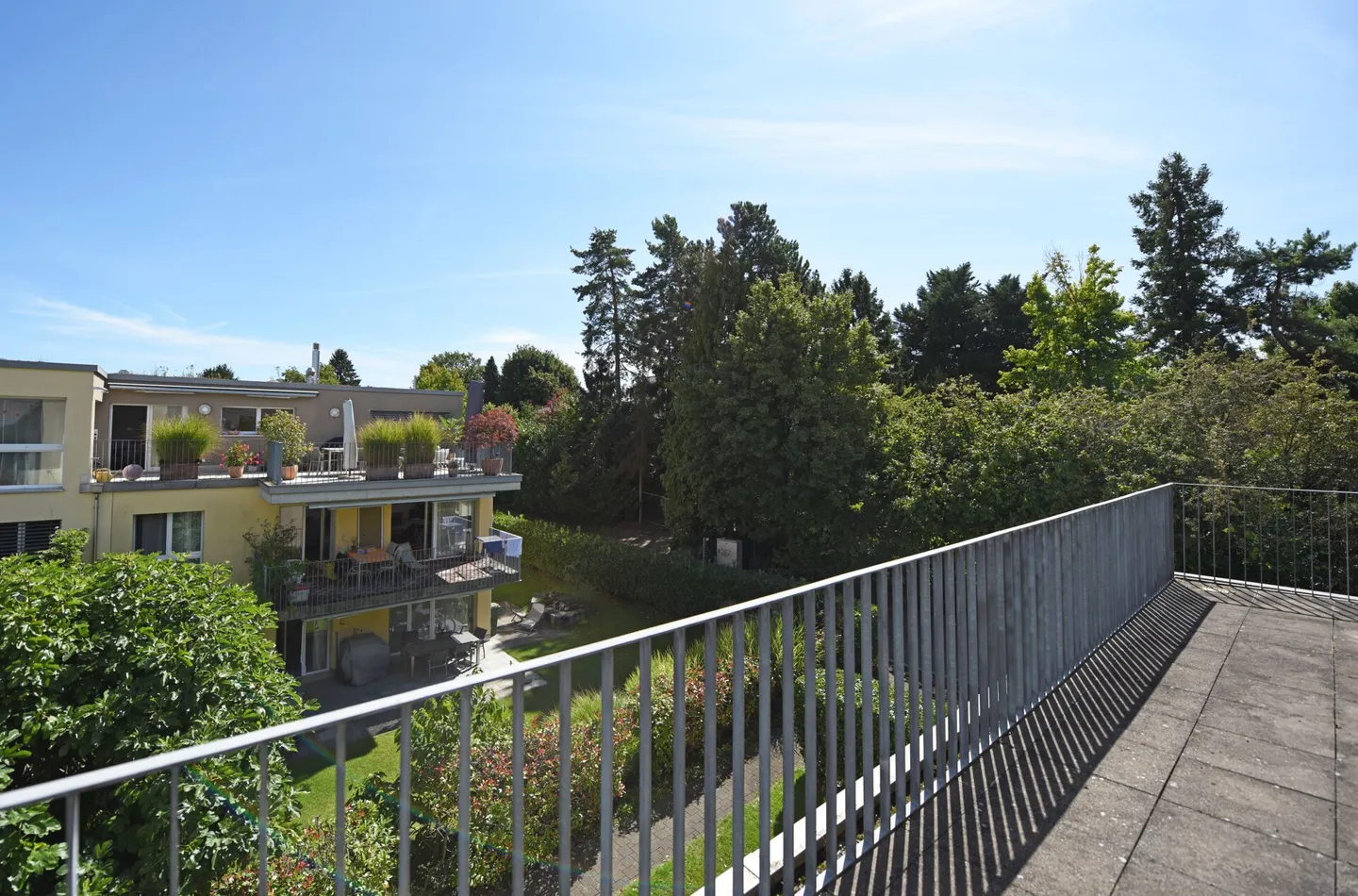 4.5-room penthouse apartment with large terrace in a quiet location - Photo 7 of 9