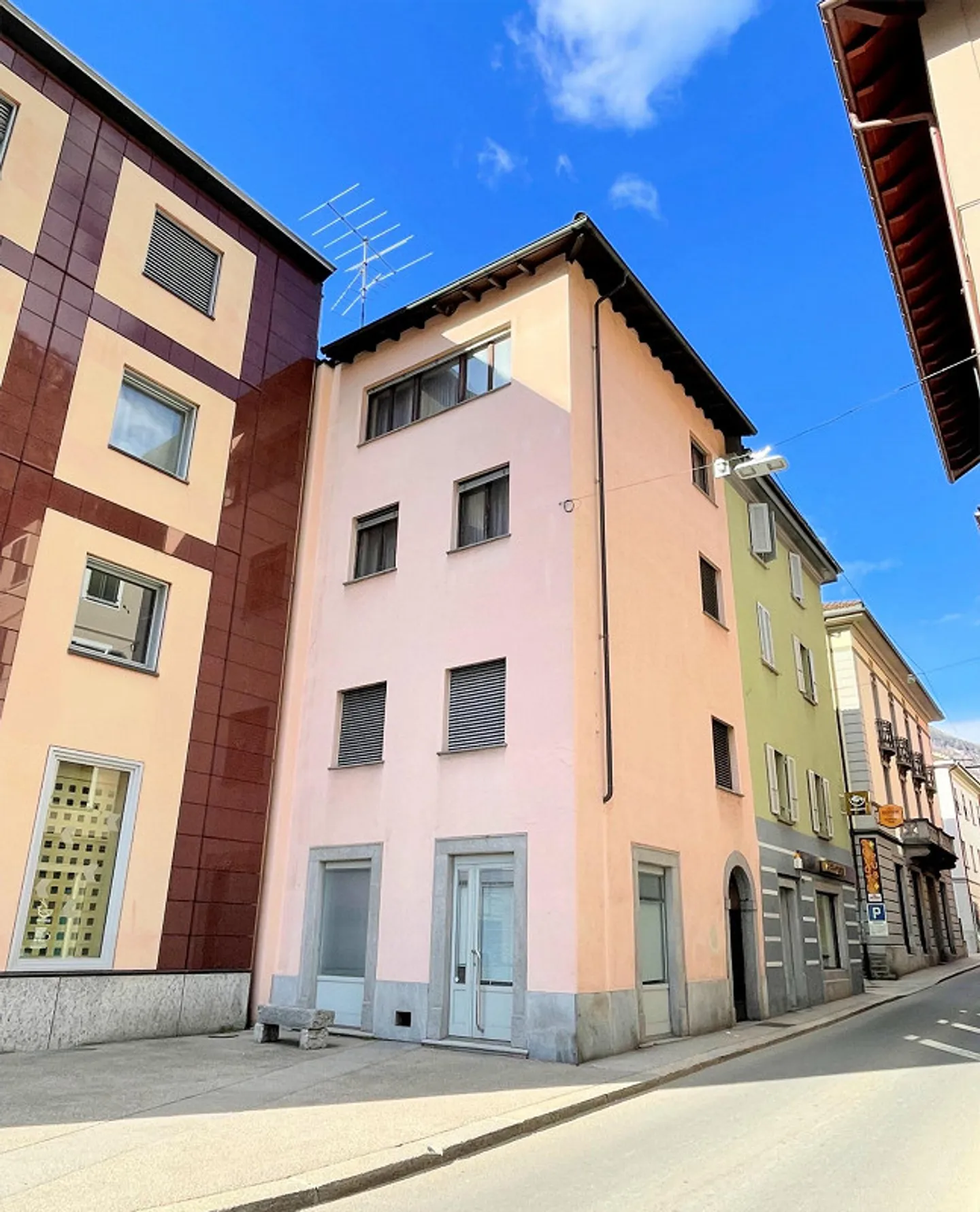 Appartamento duplex + appartamento a reddito + negozio - Foto 1 di 12