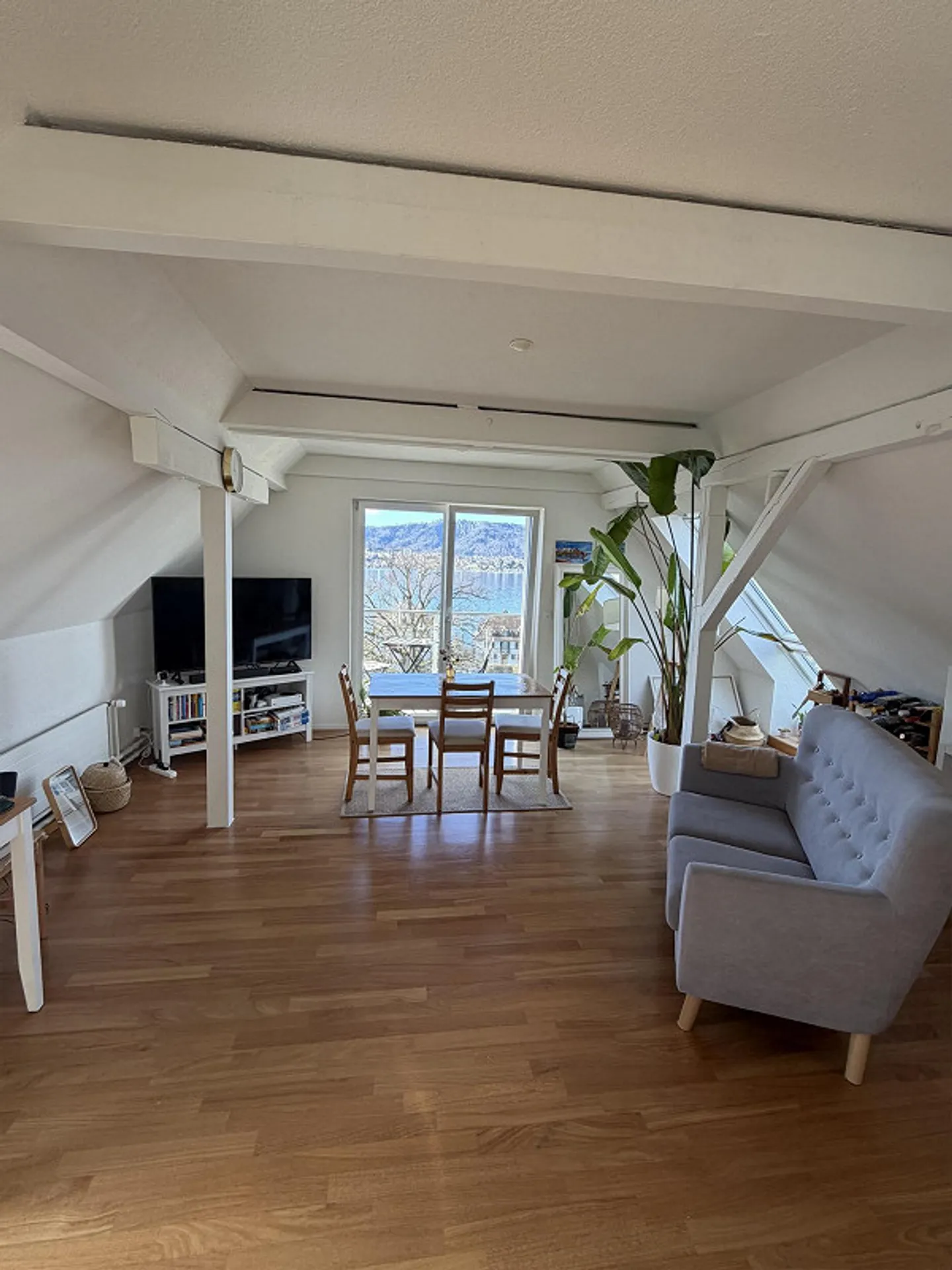 Exclusive 2.5-room penthouse apartment with unique lake view - Photo 1 of 13