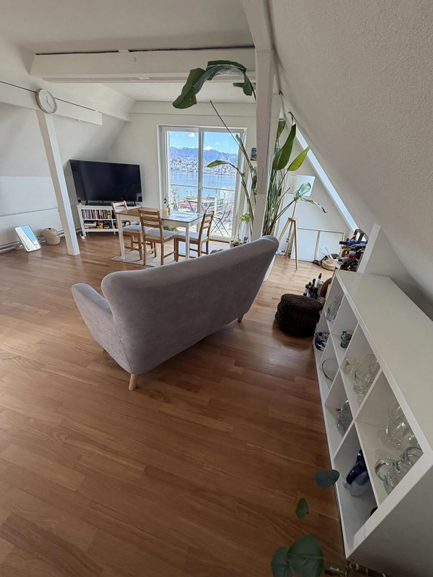 Exclusive 2.5-room penthouse apartment with unique lake view - Photo 2 of 13