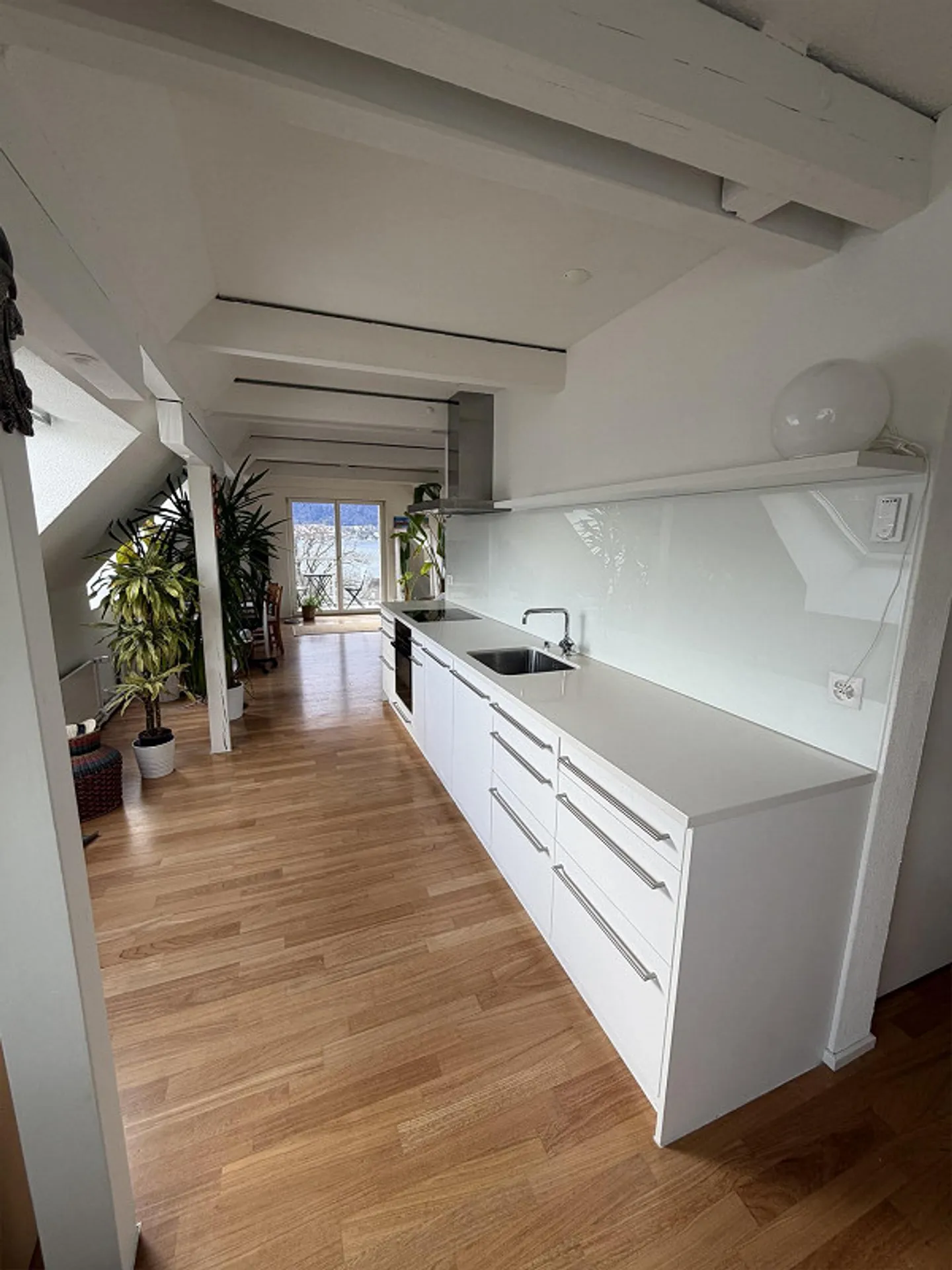 Exclusive 2.5-room penthouse apartment with unique lake view - Photo 3 of 13