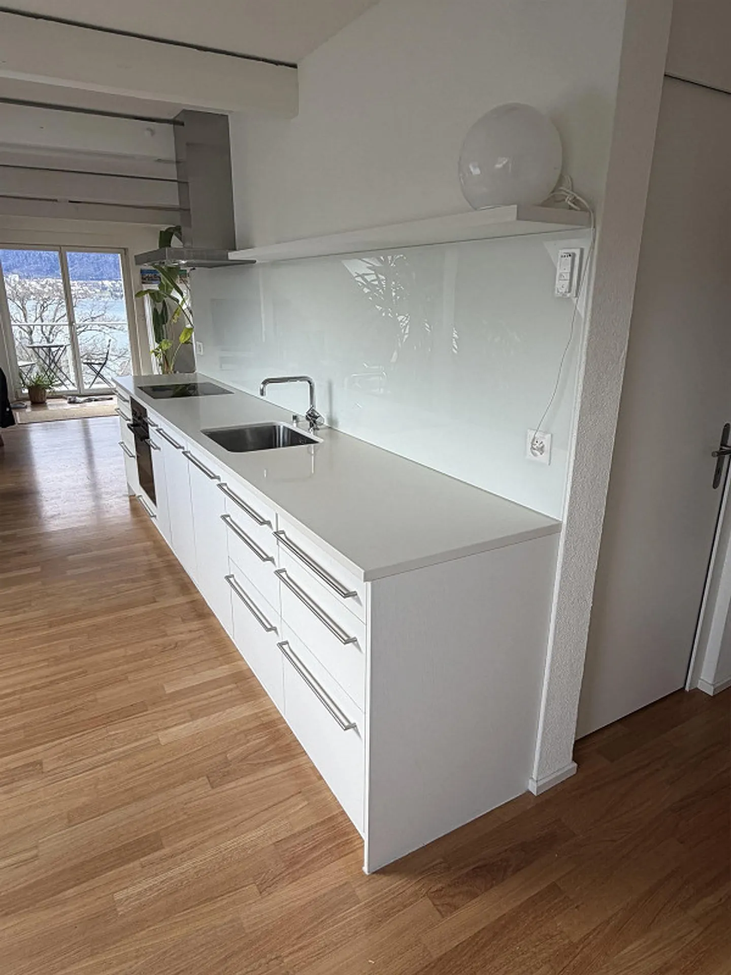 Exclusive 2.5-room penthouse apartment with unique lake view - Photo 4 of 13