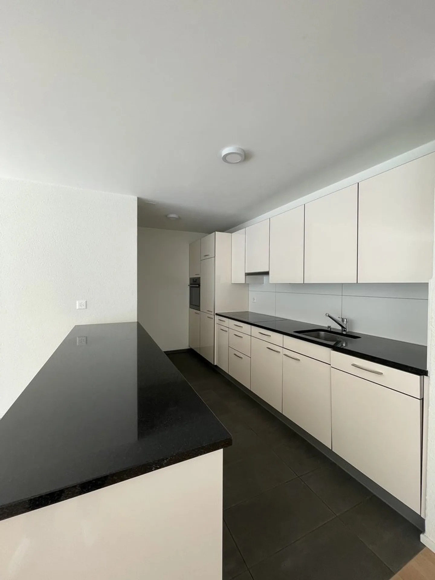 Moderno appartamento attico di 4,5 stanze in posizione tranquilla a Balsthal - Foto 2 di 8
