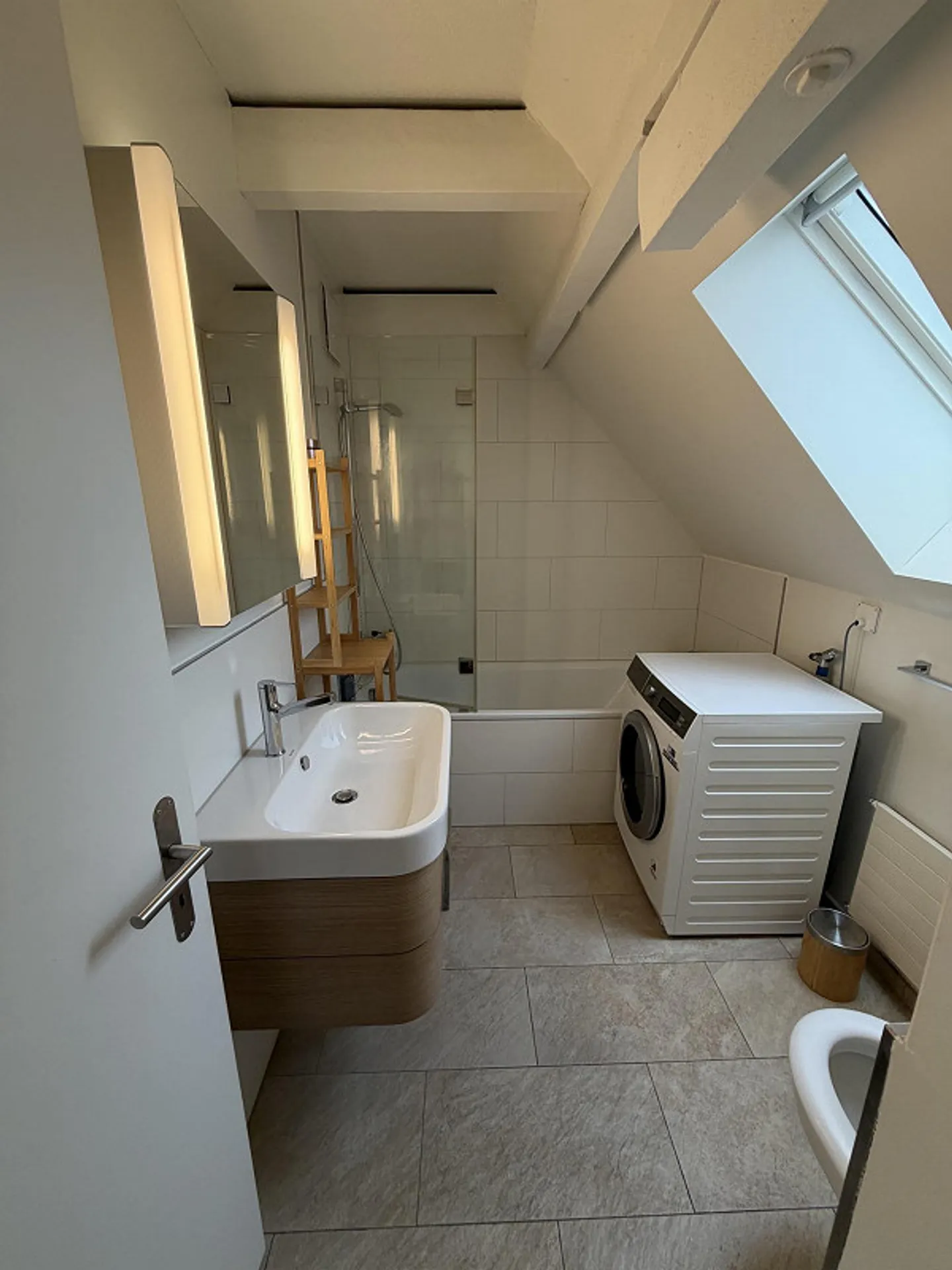 Exclusive 2.5-room penthouse apartment with unique lake view - Photo 9 of 13