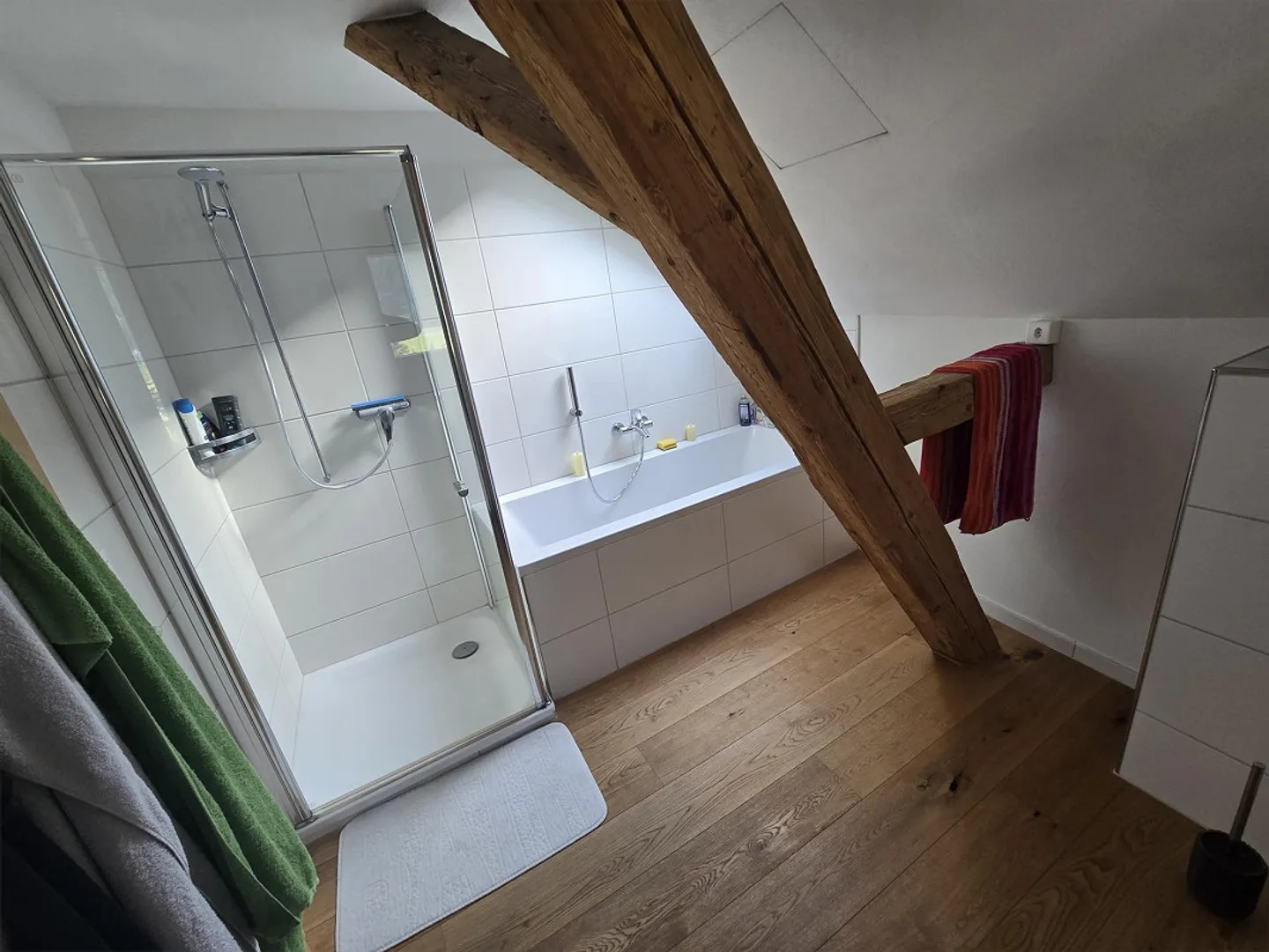 Roommate wanted for new shared apartment in beautiful 2-story flat. - Photo 7 of 12