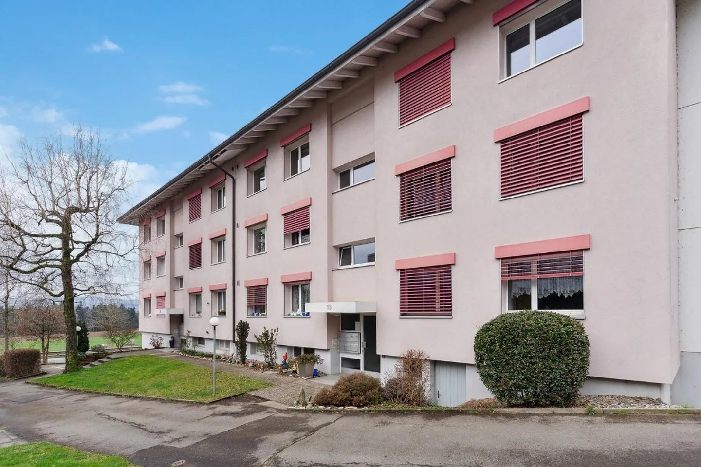 Grande appartement de 4.5 pièces avec une vue magnifique à Rüfenacht à louer! - Photo 1 sur 10