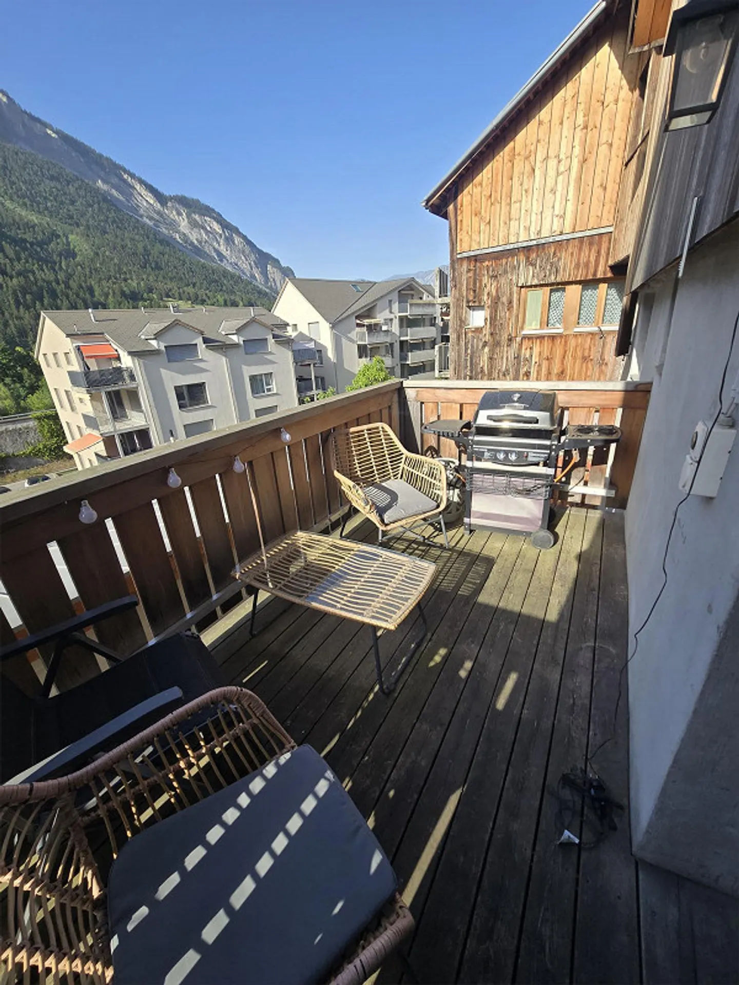 Roommate wanted for new shared apartment in beautiful 2-story flat. - Photo 2 of 12