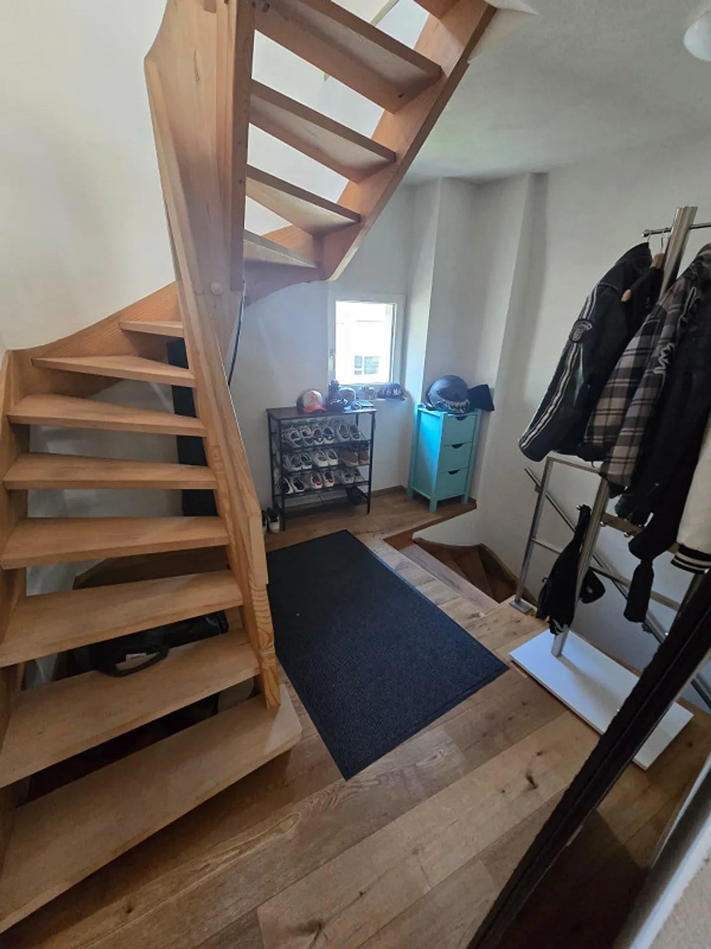 Roommate wanted for new shared apartment in beautiful 2-story flat. - Photo 5 of 12