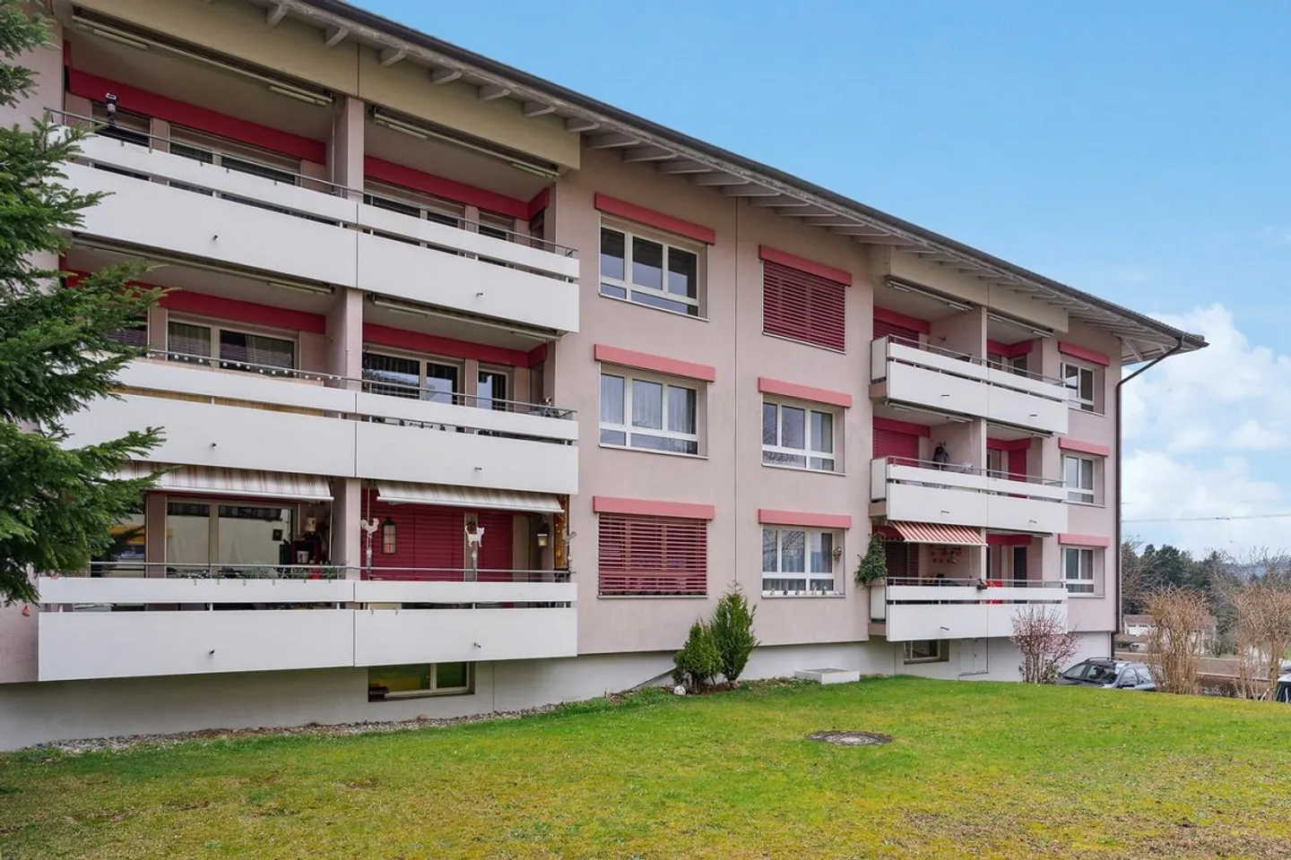 Grande appartement de 4.5 pièces avec une vue magnifique à Rüfenacht à louer! - Photo 3 sur 10