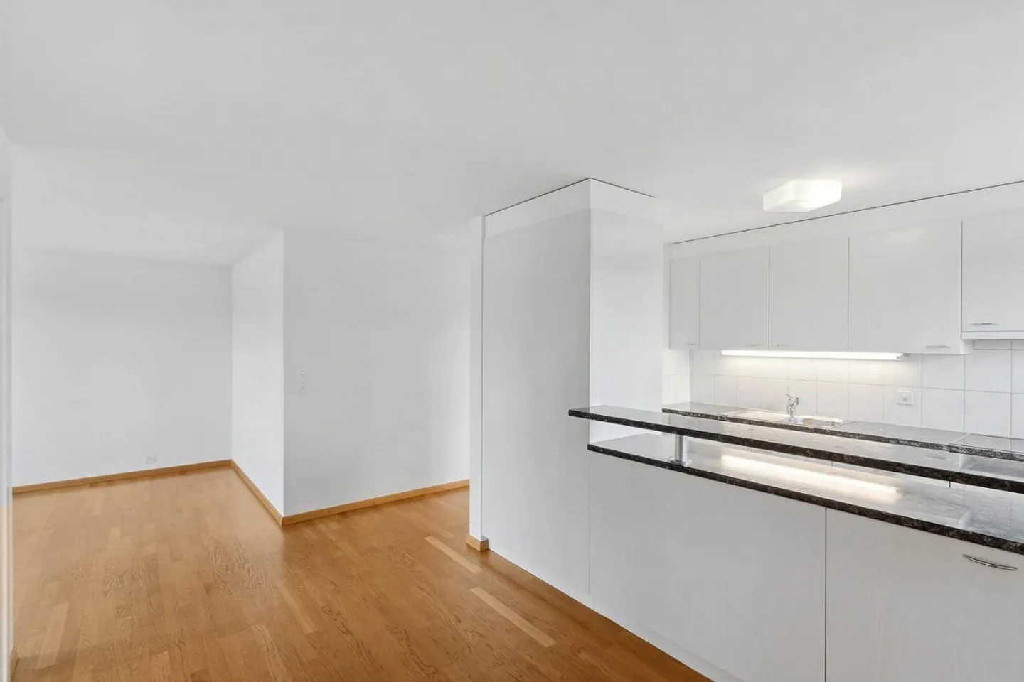 Grande appartement de 4.5 pièces avec une vue magnifique à Rüfenacht à louer! - Photo 4 sur 10