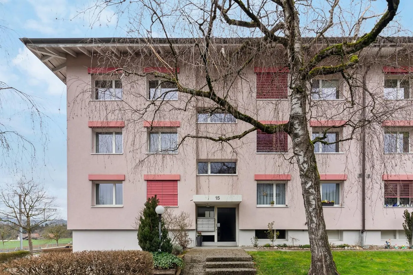 Grande appartement de 4.5 pièces avec une vue magnifique à Rüfenacht à louer! - Photo 2 sur 10