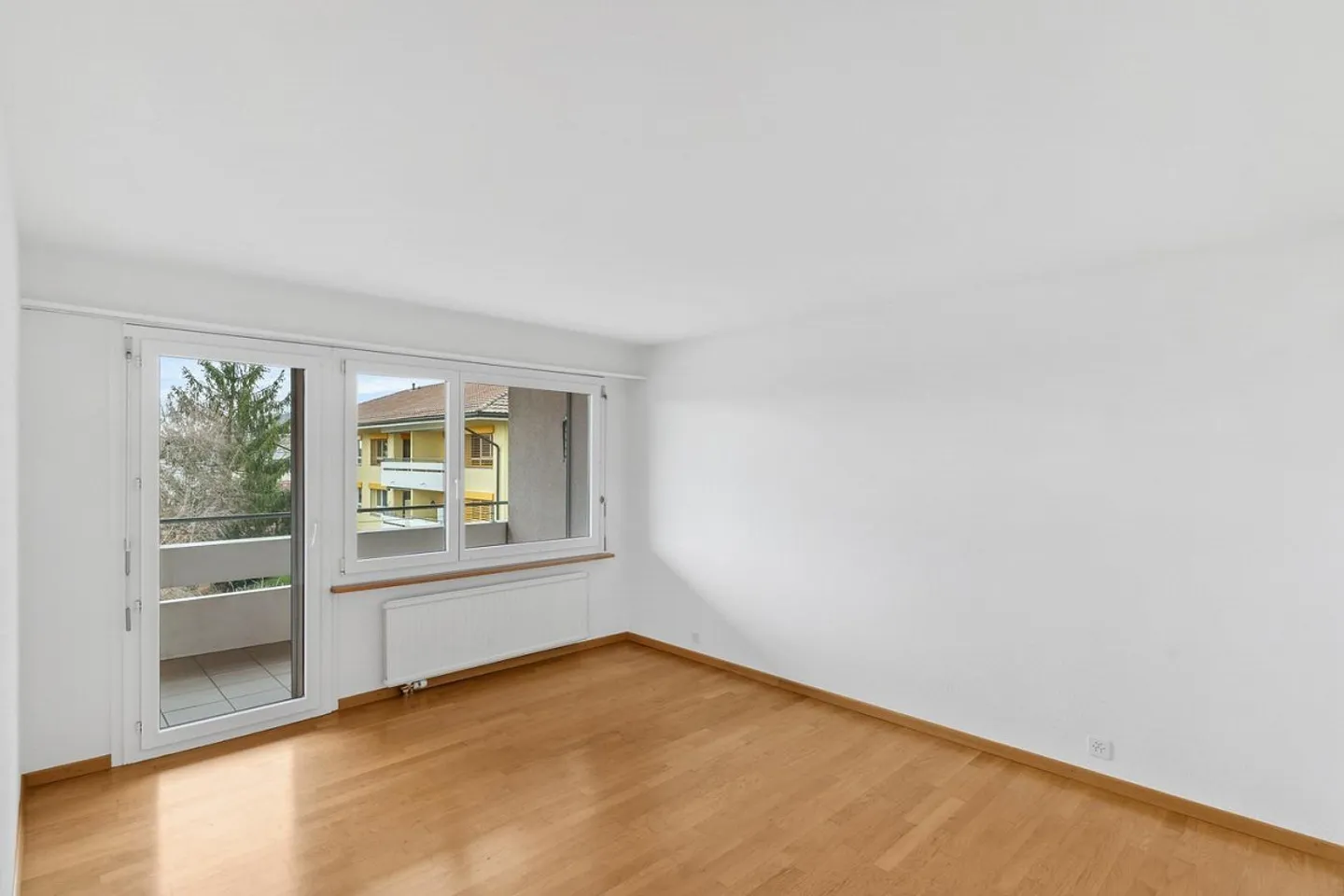Grande appartement de 4.5 pièces avec une vue magnifique à Rüfenacht à louer! - Photo 5 sur 10