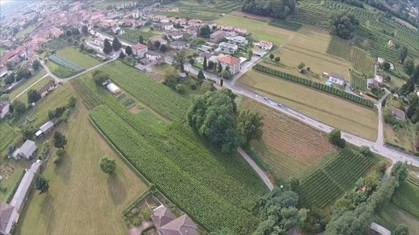 TERRAIN CONSTRUCTIBLE DANS UNE ZONE STRATÉGIQUE - Photo 1 sur 1
