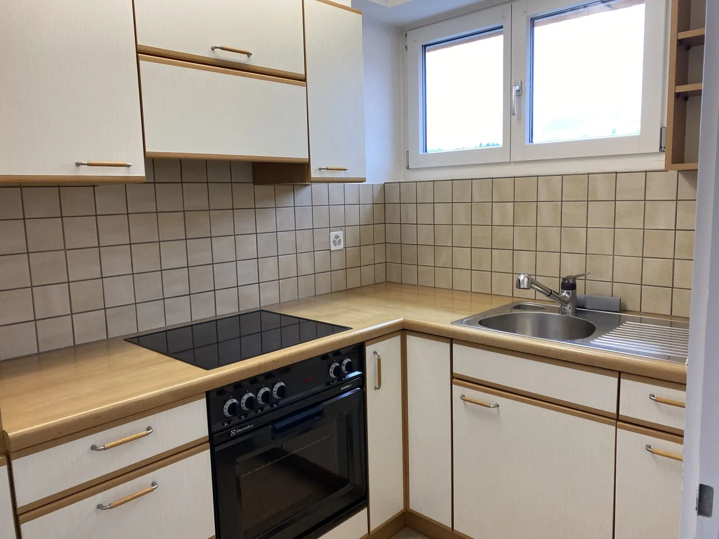 Cheap!, sunny, quiet, large balcony! Sep. kitchen. 2.5-room apartment with a view! - Photo 4 of 4