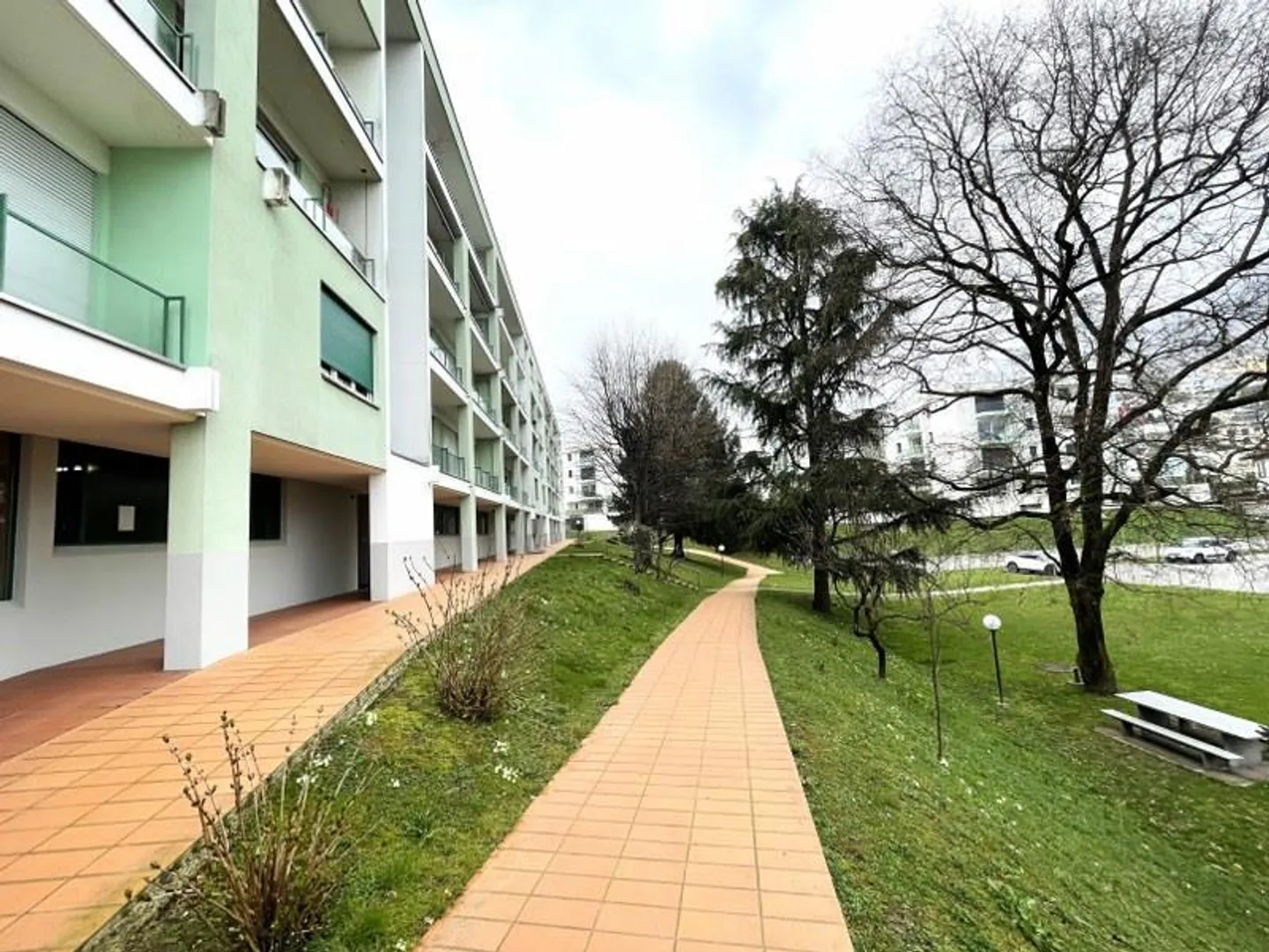 DUPLEX LUMINEUX DE 4,5 PIÈCES AVEC BALCONS ET VUE DÉGAGÉE SUR LES COLLINES ENVIRONNANTES. - Photo 2 sur 13