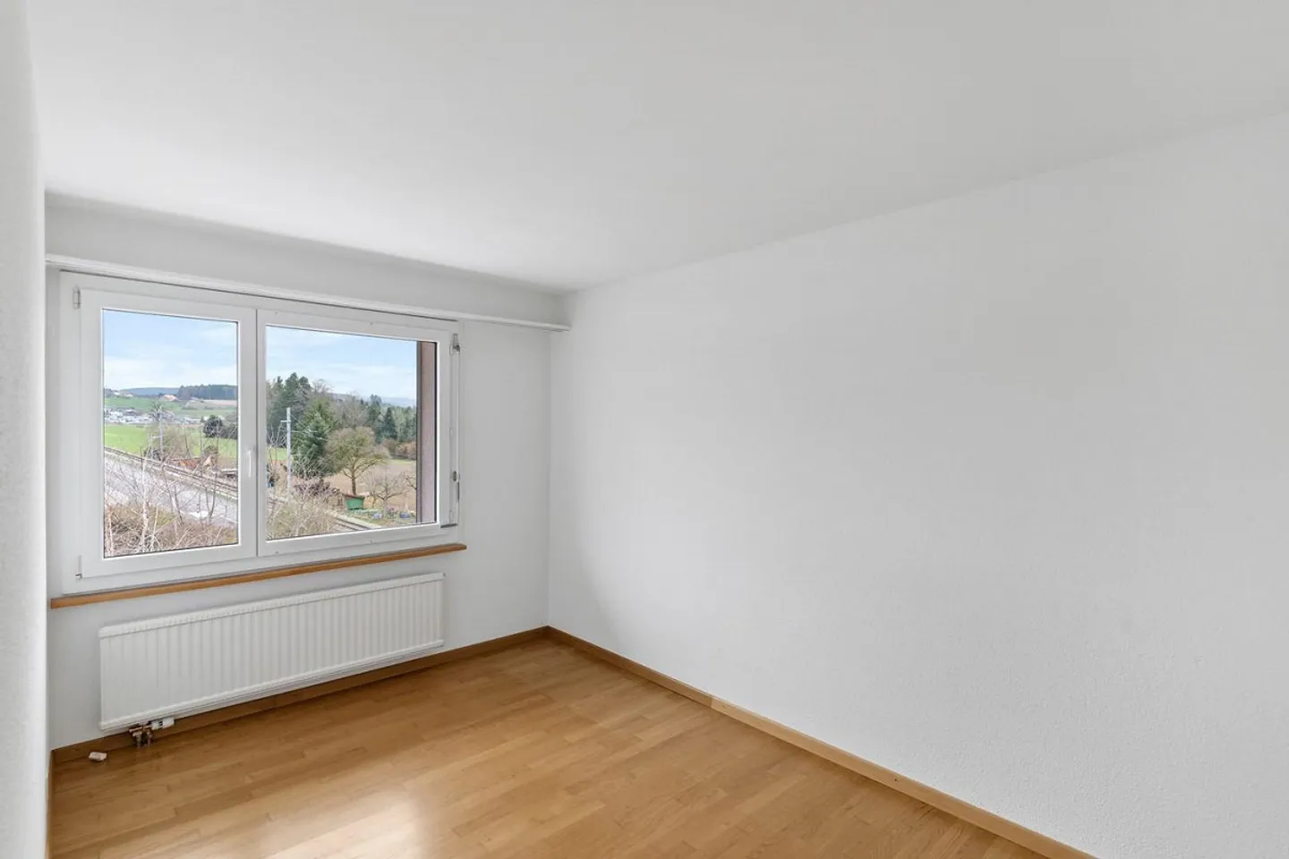 Grande appartement de 4.5 pièces avec une vue magnifique à Rüfenacht à louer! - Photo 8 sur 10
