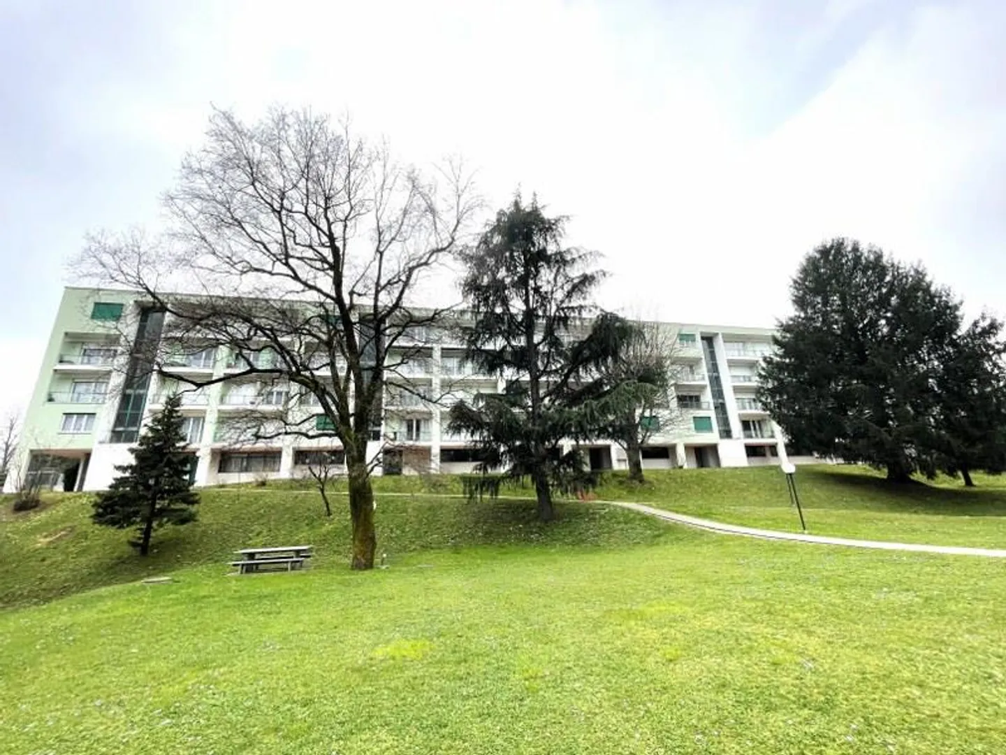 DUPLEX LUMINEUX DE 4,5 PIÈCES AVEC BALCONS ET VUE DÉGAGÉE SUR LES COLLINES ENVIRONNANTES. - Photo 3 sur 13